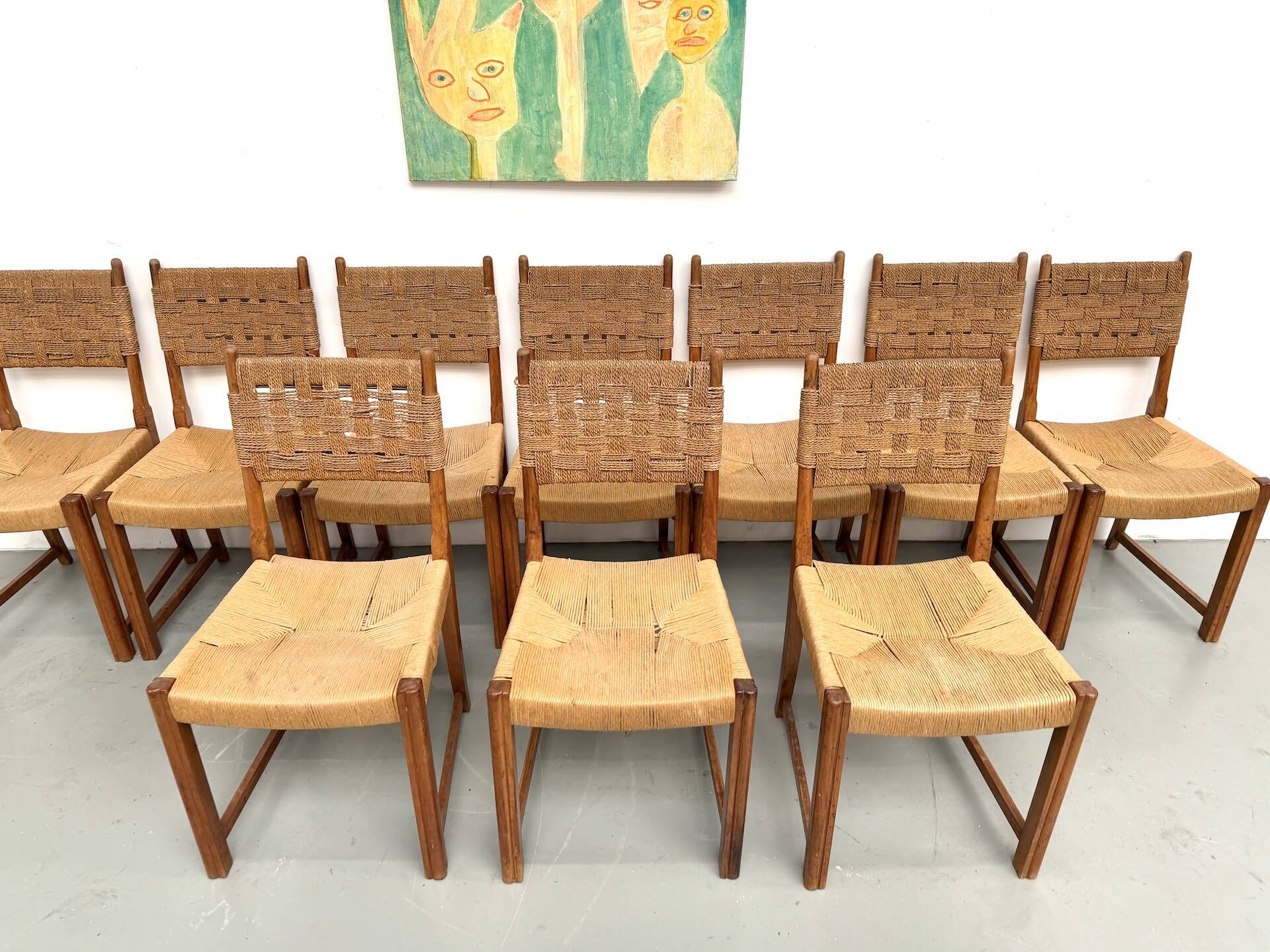 Série de dix chaises en orme massif tressées main, France circa 1965