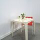 Table de jardin en plastique vintage cassé blanc.