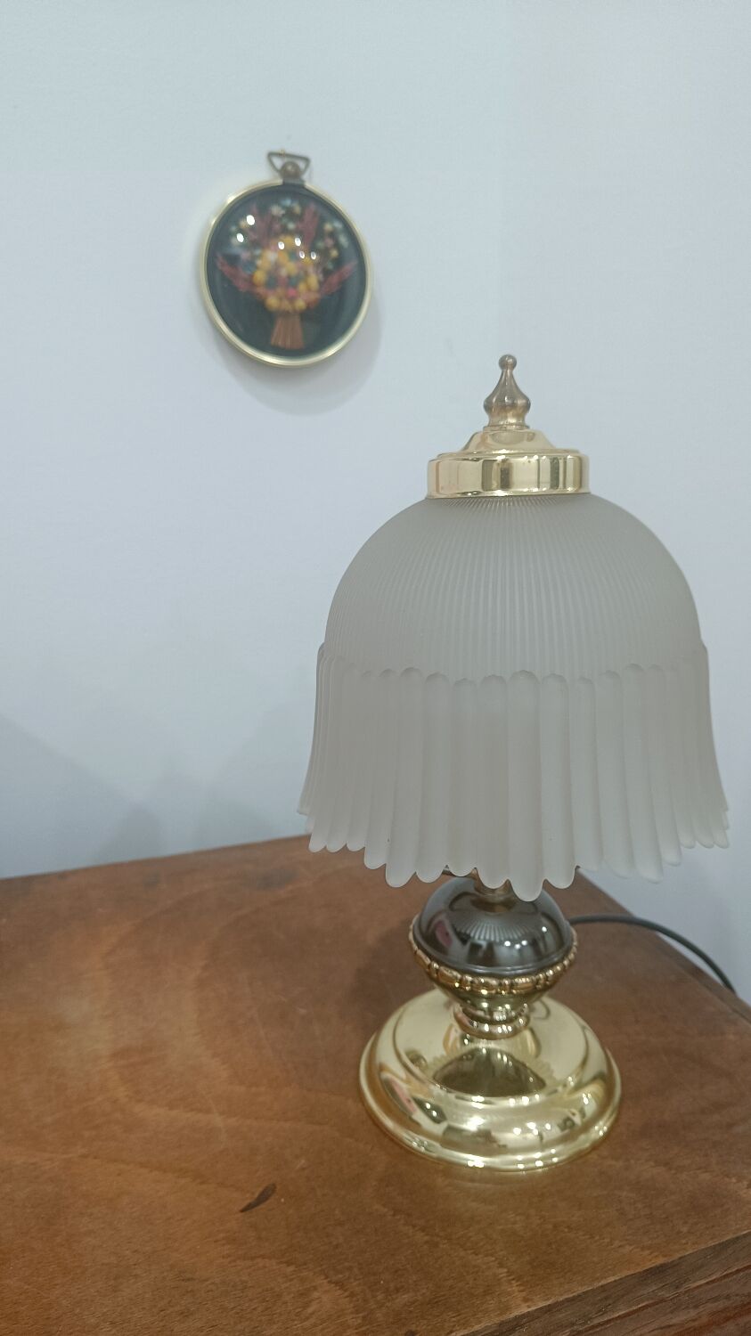 Vintage table lamp in brass and pleated opaline glass.