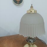 Vintage table lamp in brass and pleated opaline glass.
