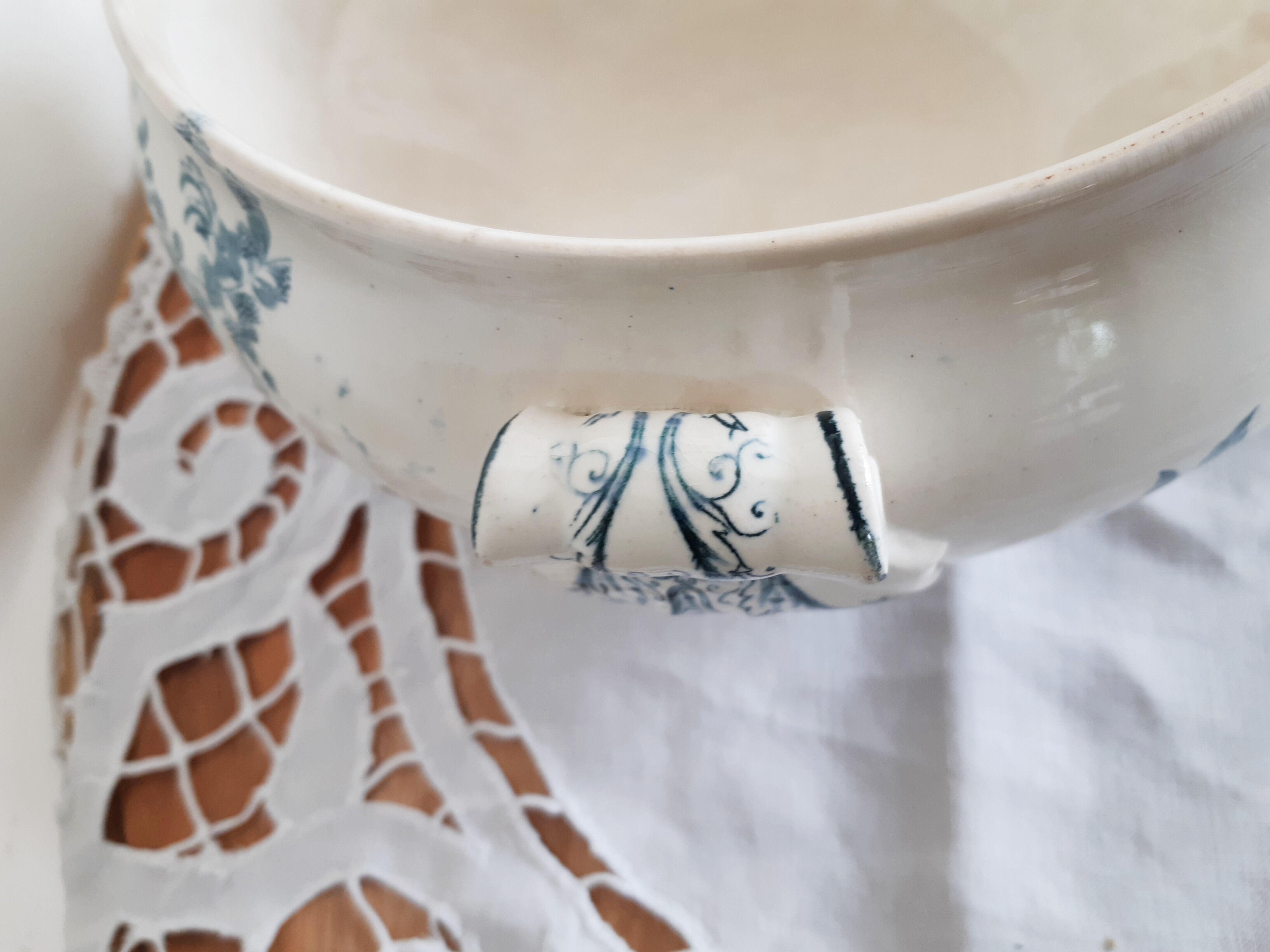 Soupière antique en faïence de Longwy , modèle Ycho  , terre de fer