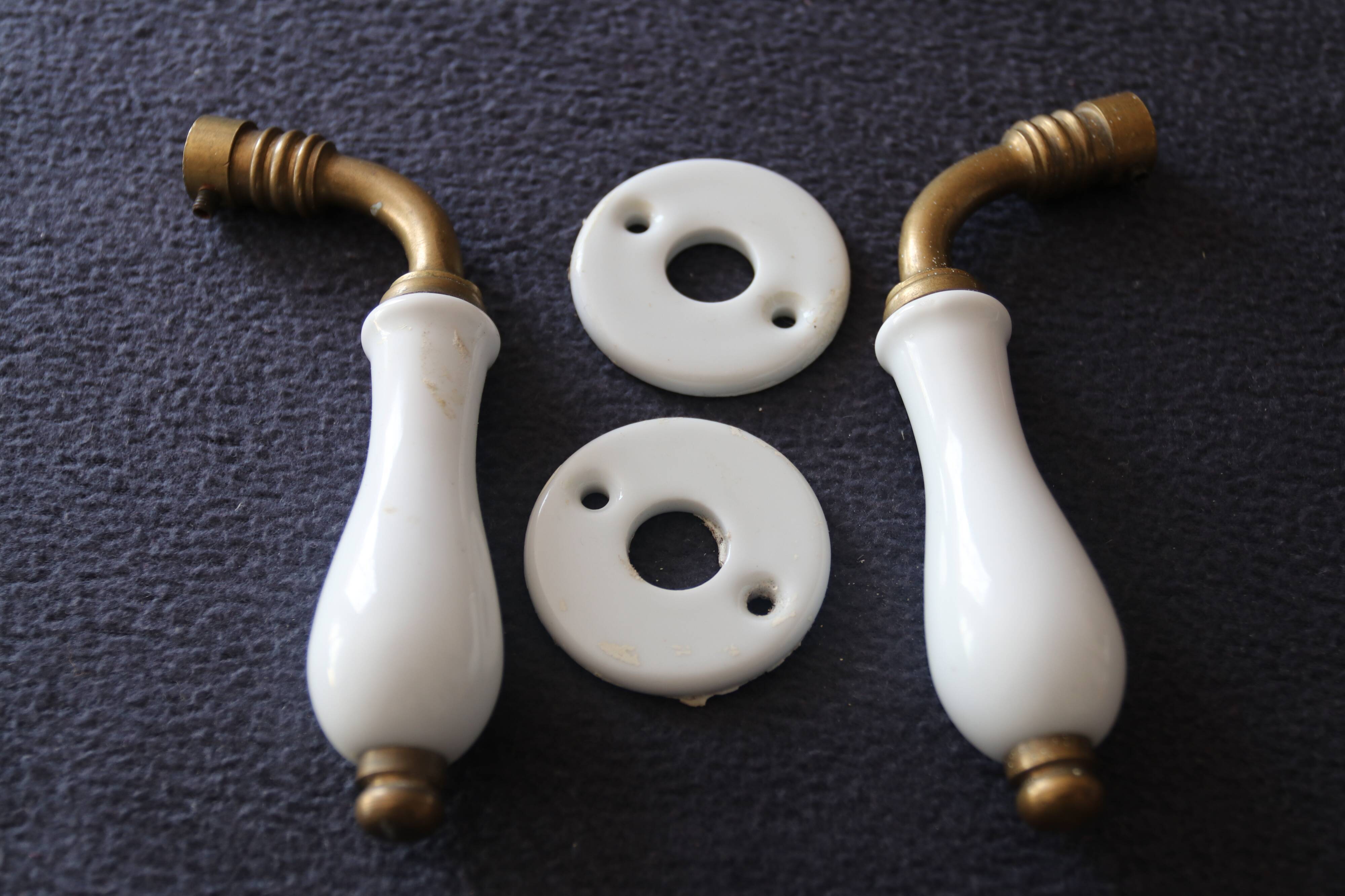 Set of two porcelain door handles with two rosettes