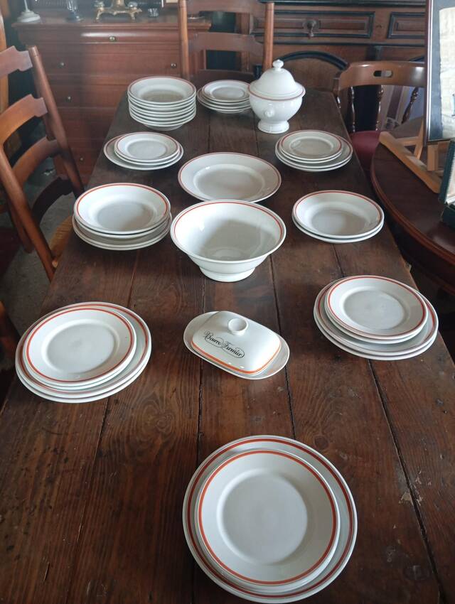 Very rare complete table service of 40 pieces – "Bistrot" model by Jacques Lobjoy for Auteuil porcelain, circa 1970.
