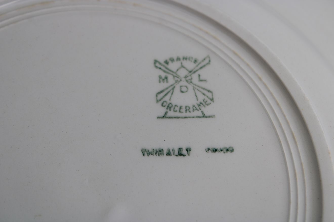 Set of 6 flat ceramic plates