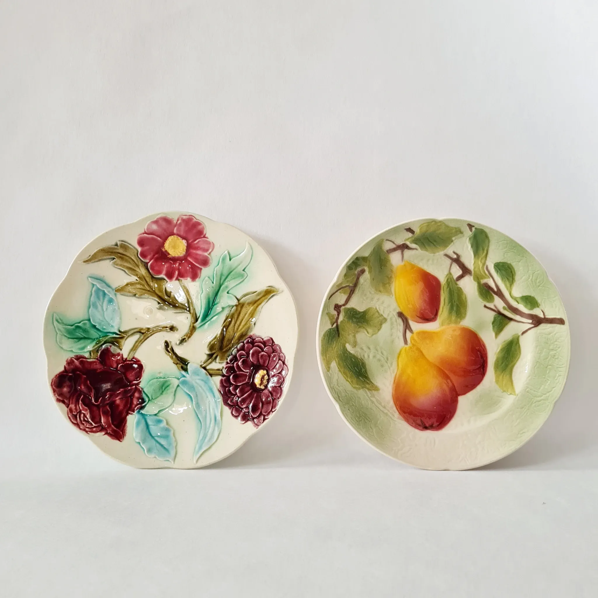 Lot de 2 Assiettes Vintage en Barbotine