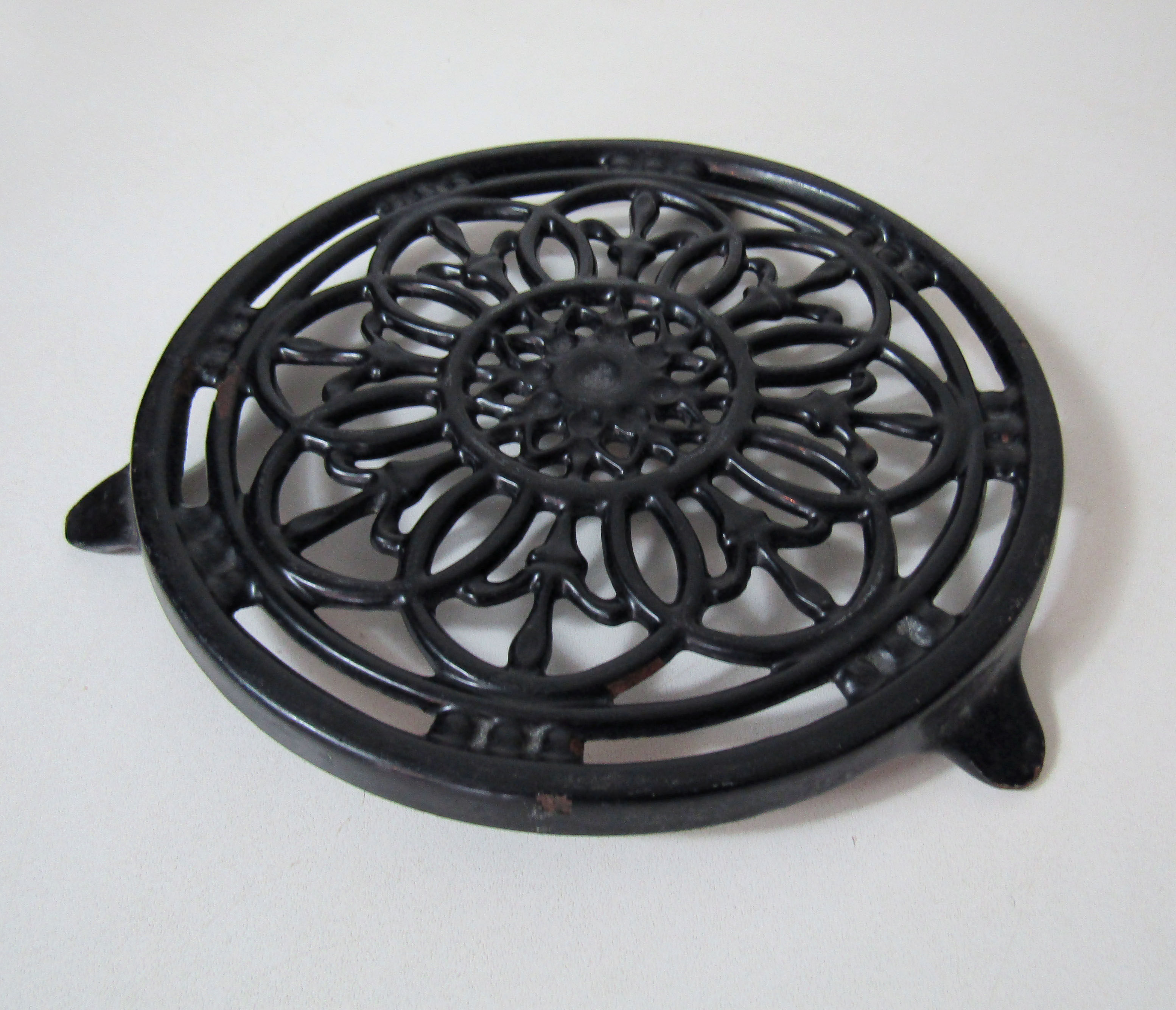 Vintage 21cm black cast iron round flat