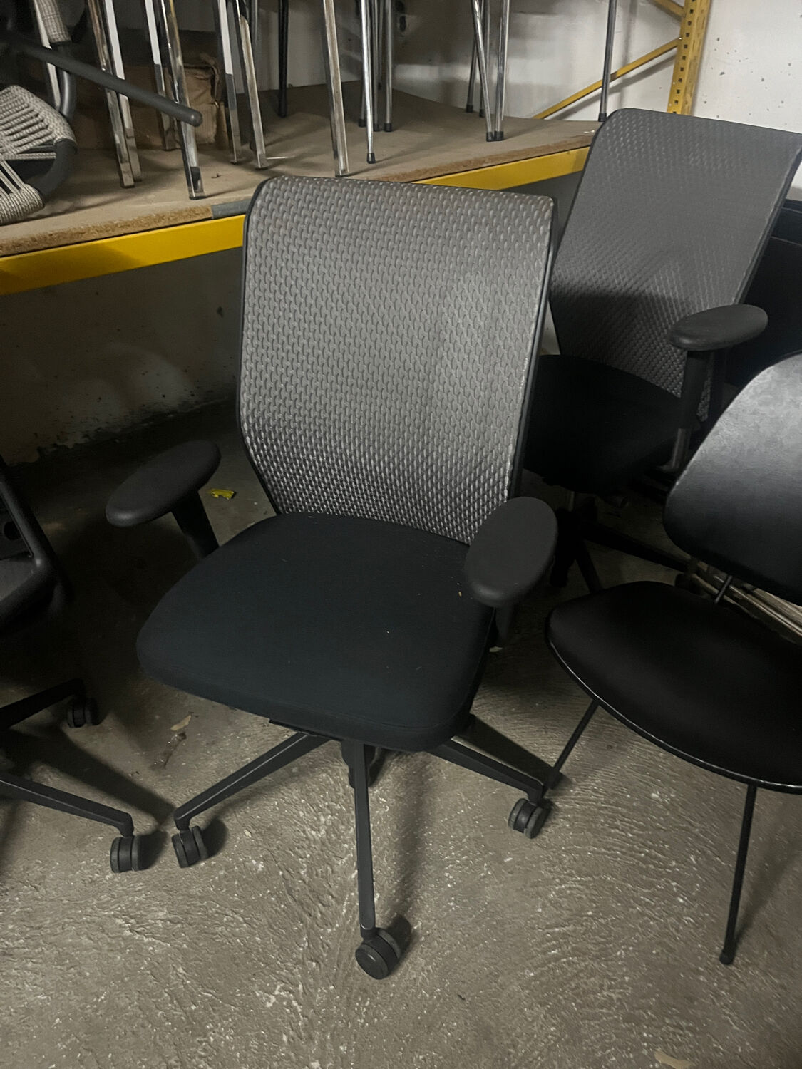 Vitra ID Trim office chair by Antonio Citterio — black mesh backrest and blue fabric seat, aluminium frame.