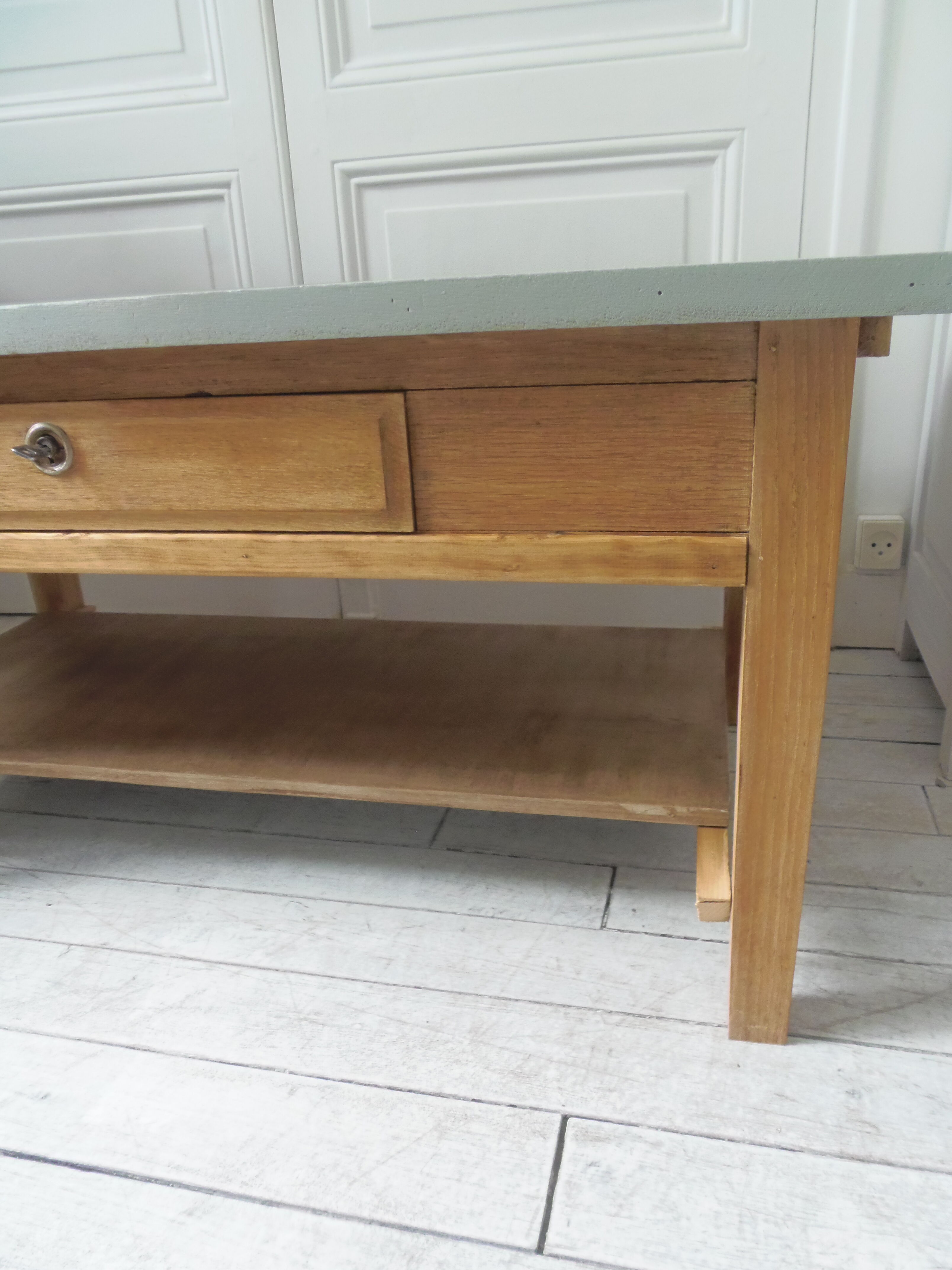 Table basse vintage, piétement, ceinture, tiroir et tablette bois, plateau vert de gris.