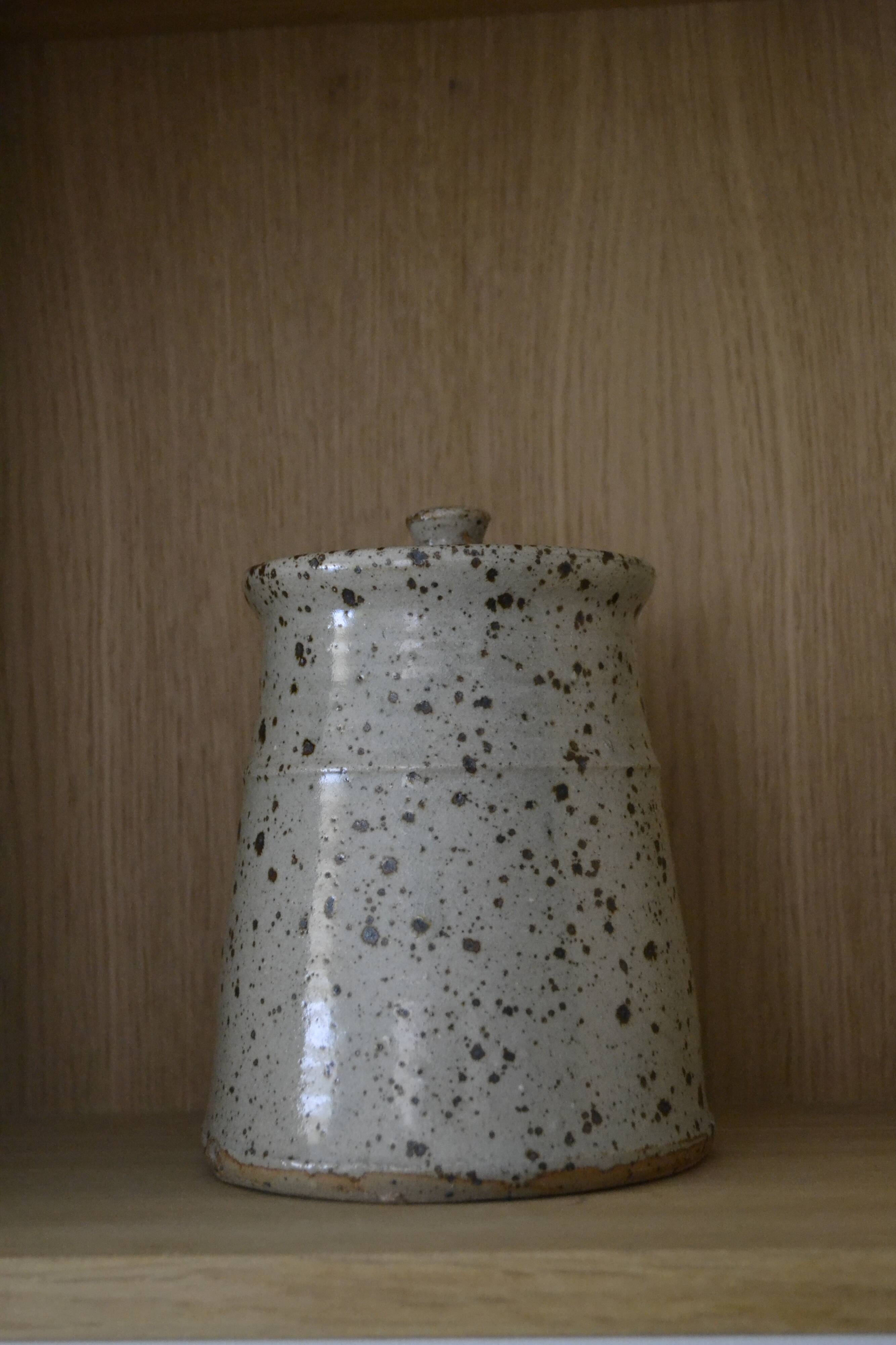 Pot with speckled sandstone lid