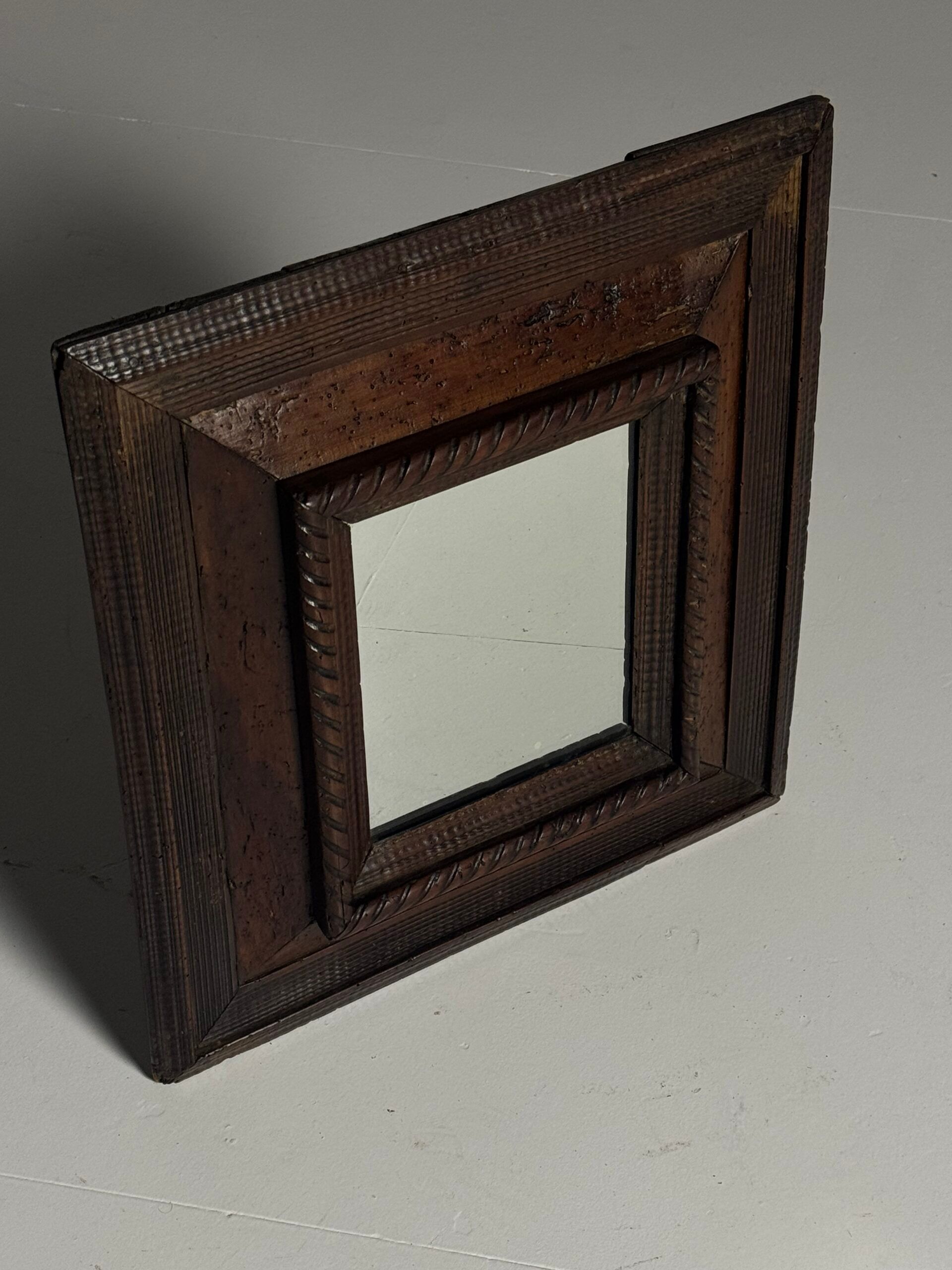 Miroir à cadre ondulé du XVIIIe siècle