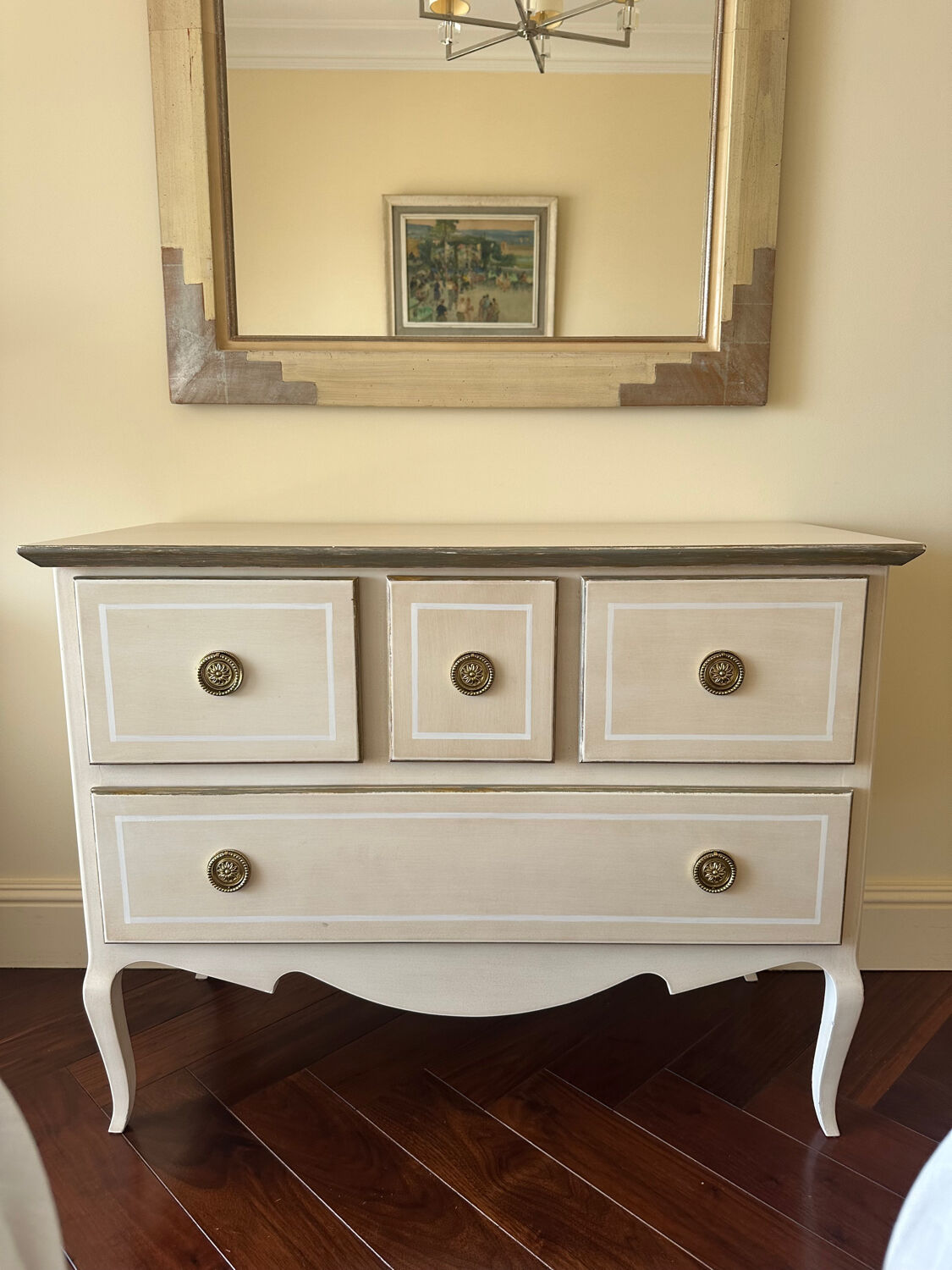 Solid wood chest of drawers with 4 drawers