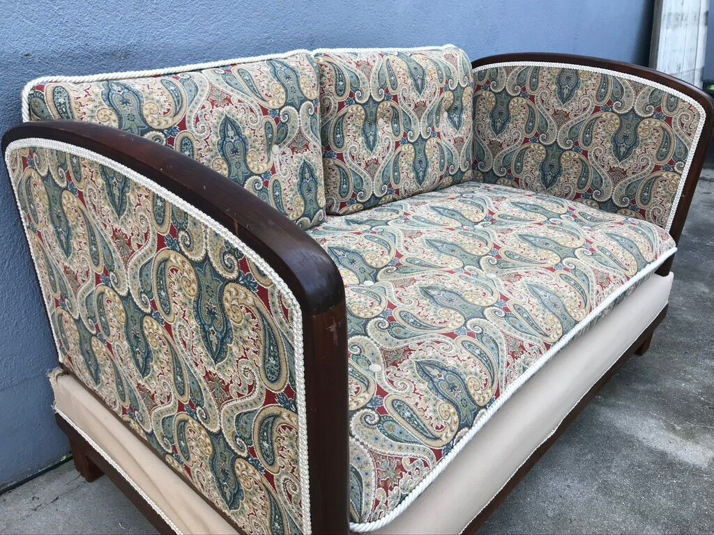 Bench reads art deco