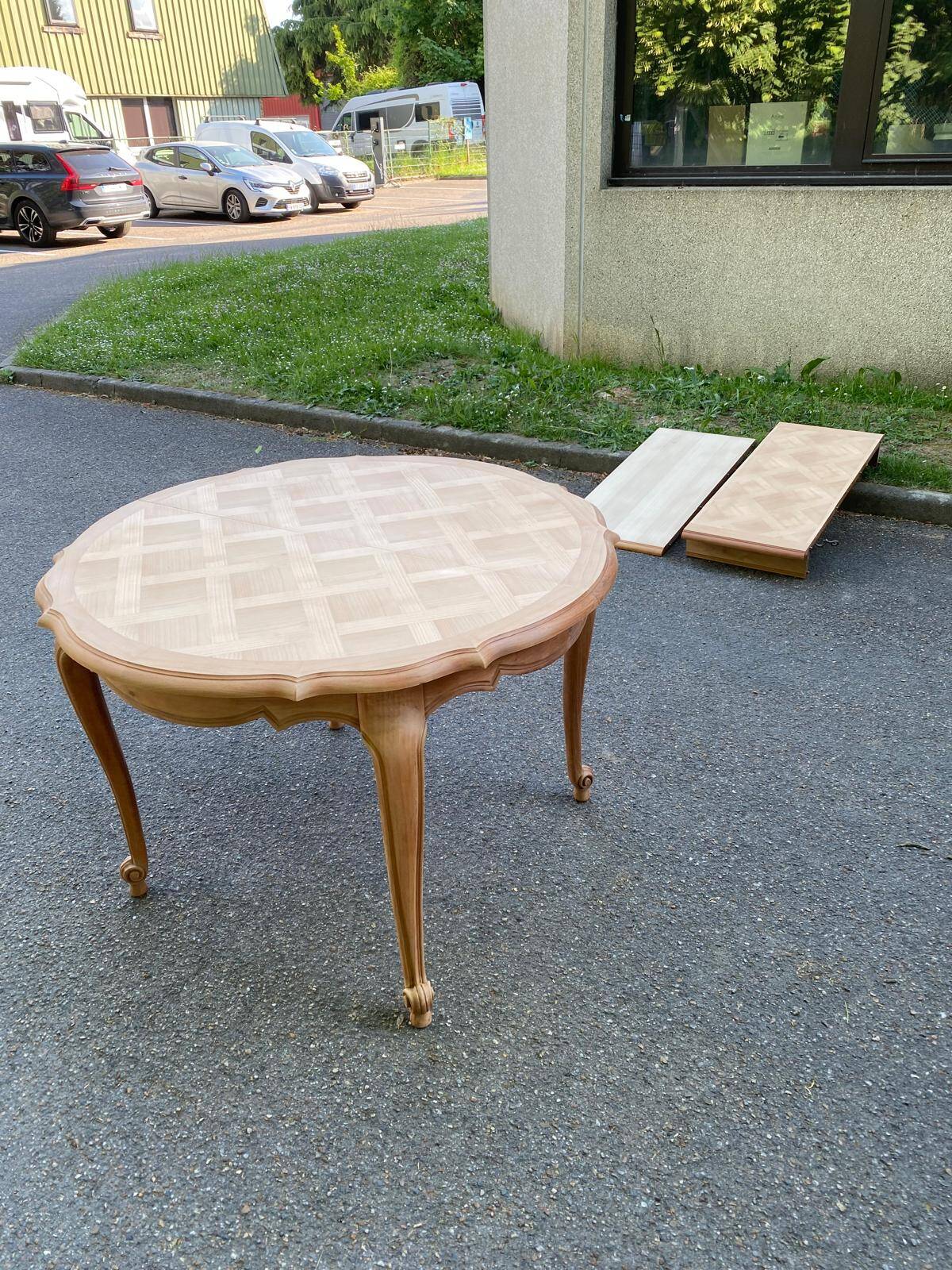 Extendable round Louis XV dining table, renovated in raw wood, 20th century, 200cm