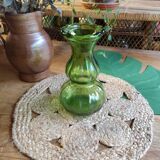 Vase en verre moulé vert