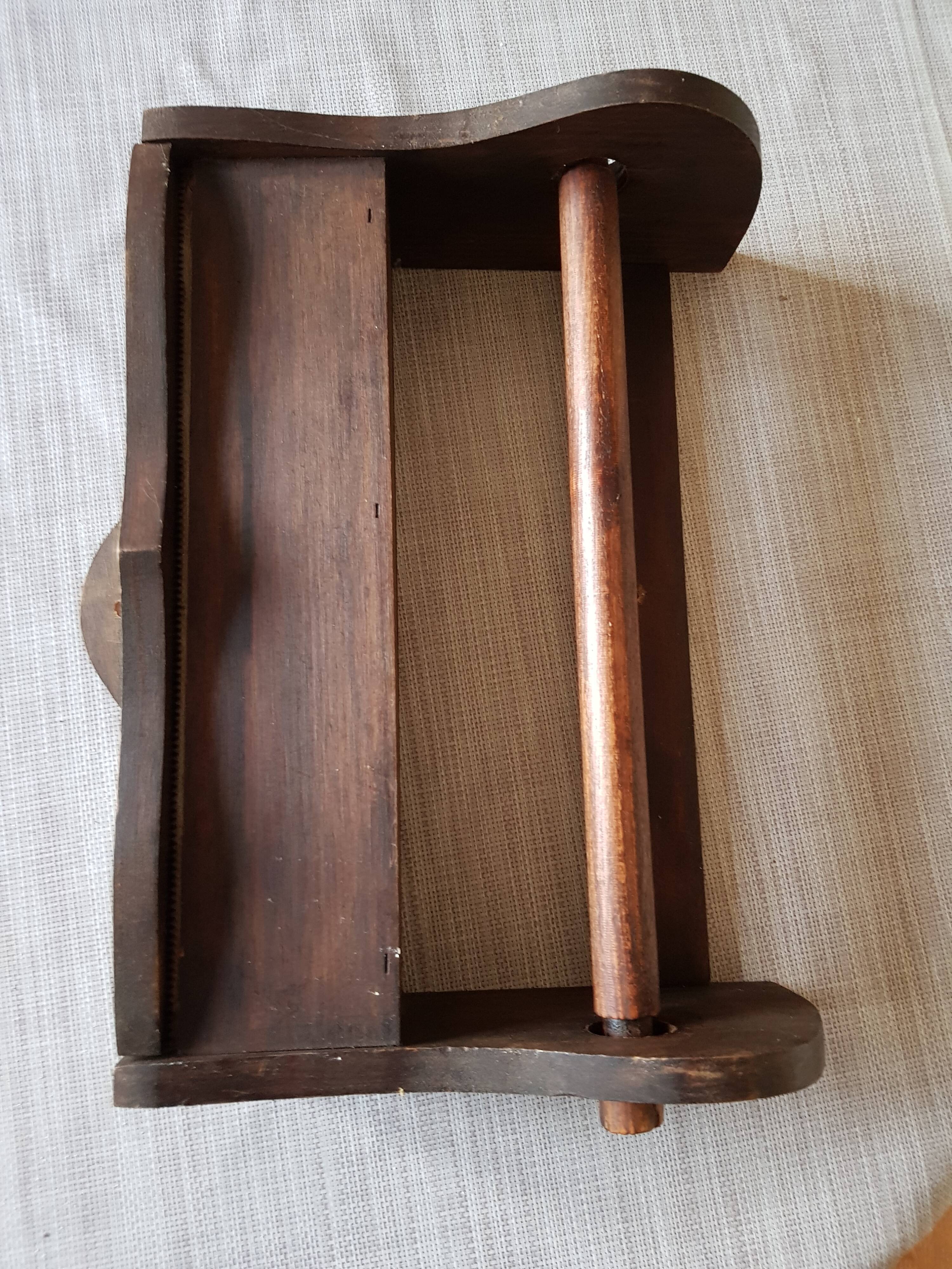 Shelf carrying absorbent paper and aluminum