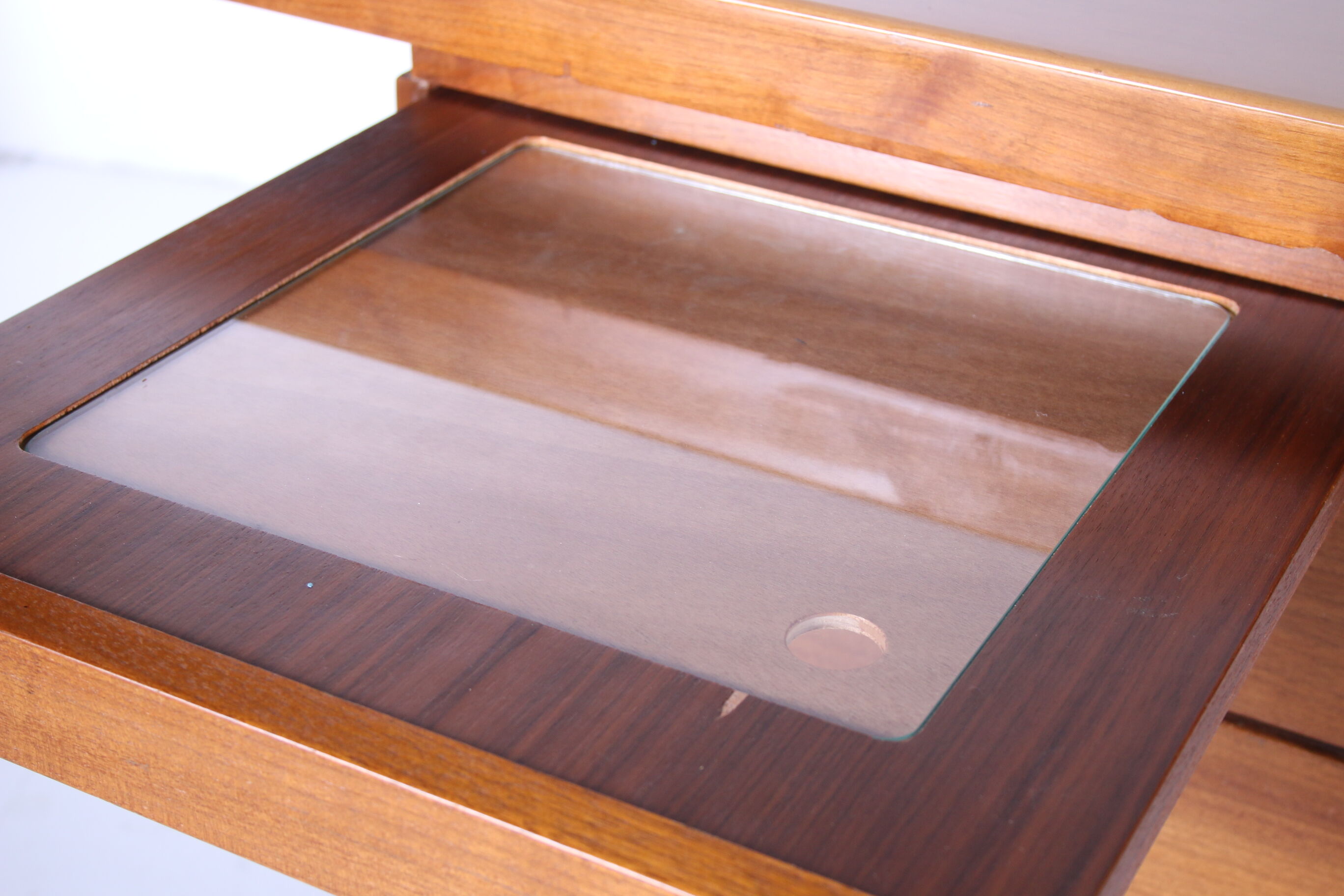 Bureau en bois avec des tiroirs