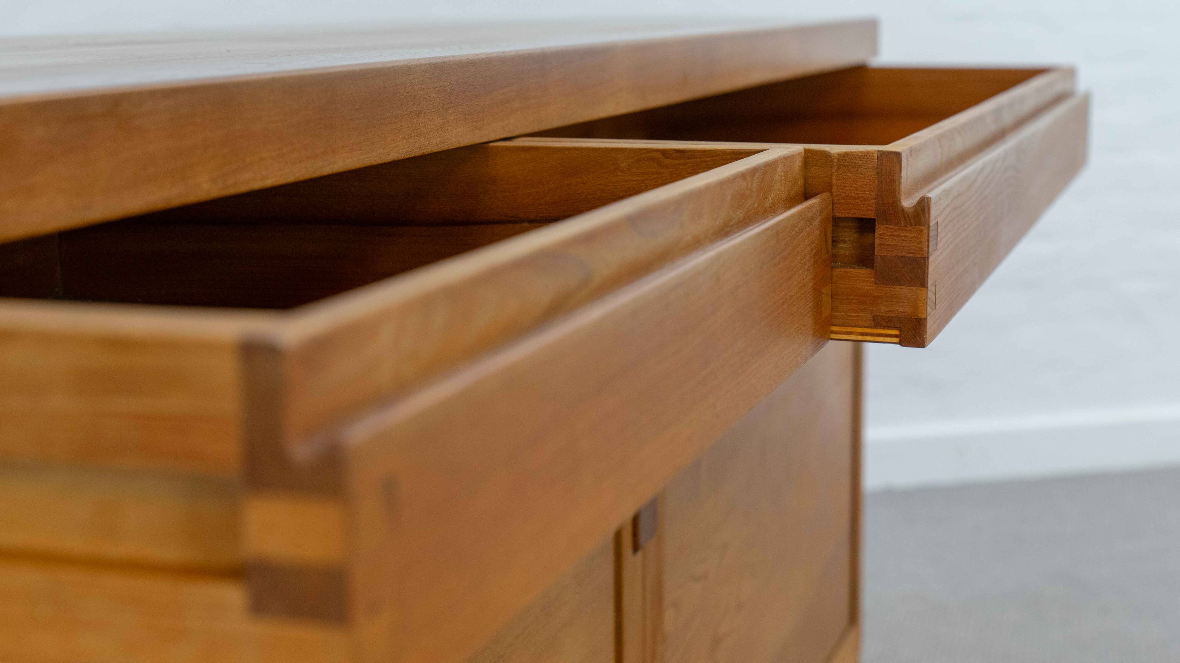 Sideboard R08 de Pierre Chapo en orme massif