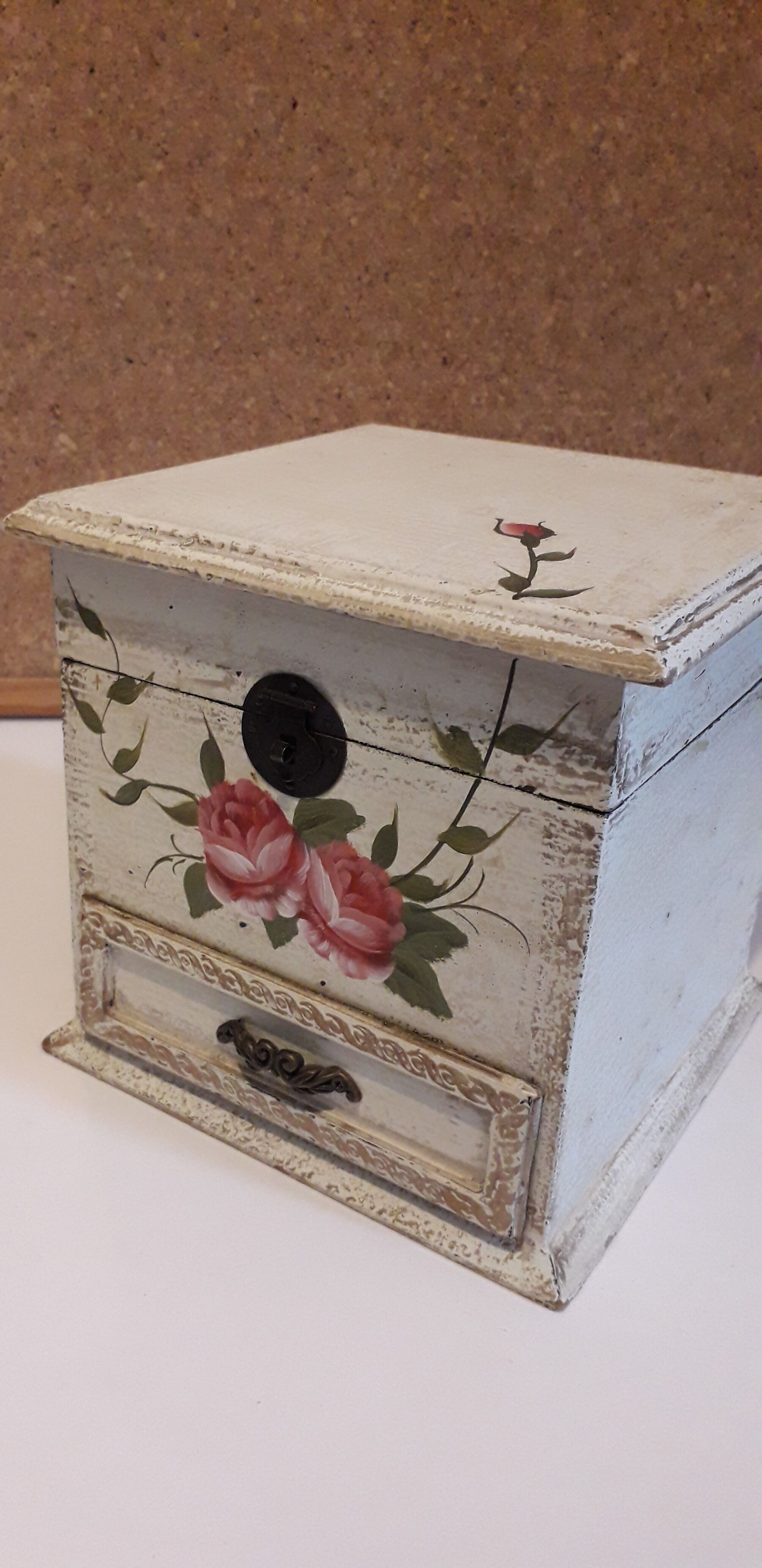 Jewelry box in painted wood patinated pink decoration, with 2 compartments