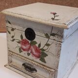 Jewelry box in painted wood patinated pink decoration, with 2 compartments