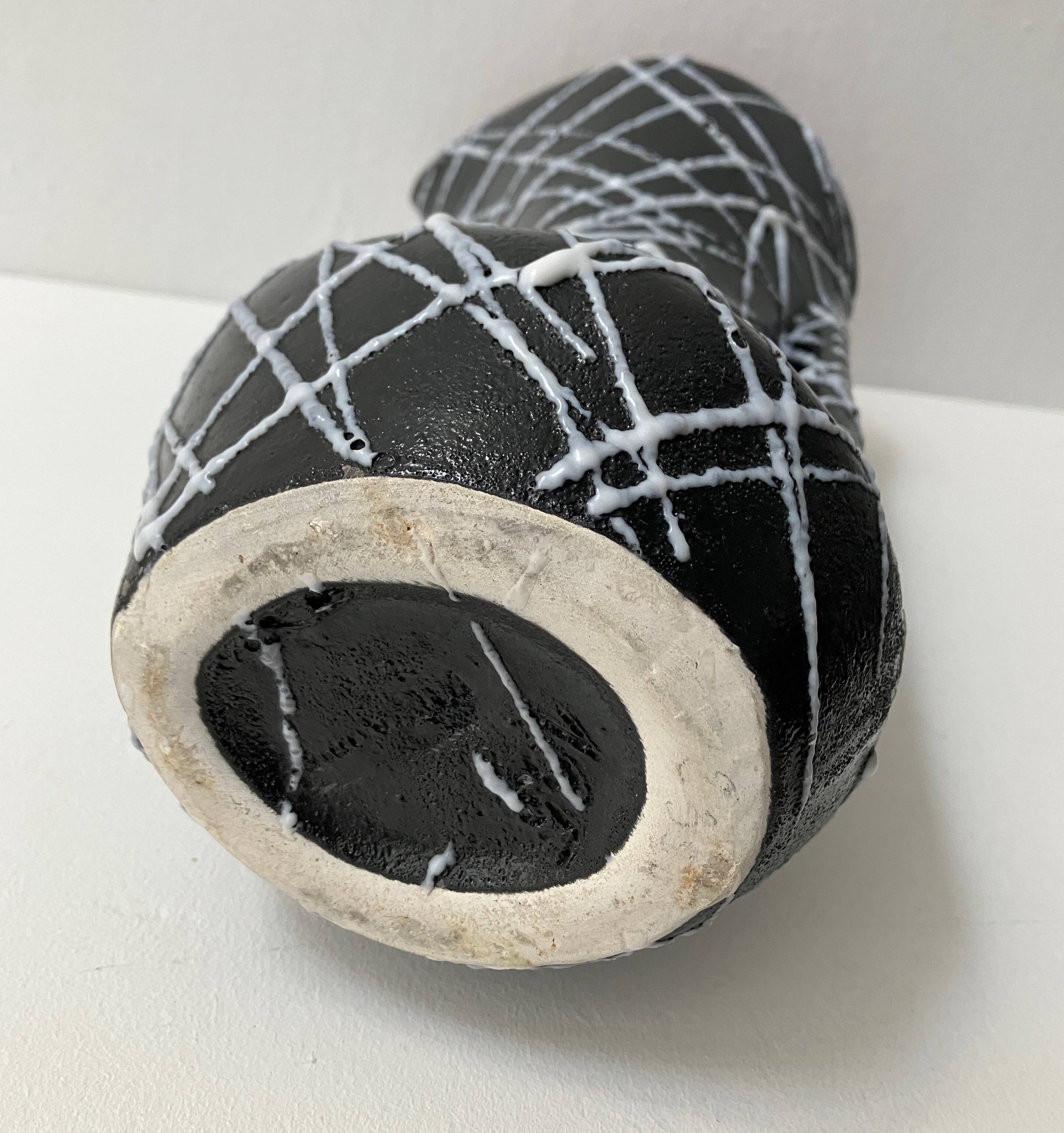 Vase spaghetti forme libre en céramique rouge et noir, Vallauris années 50