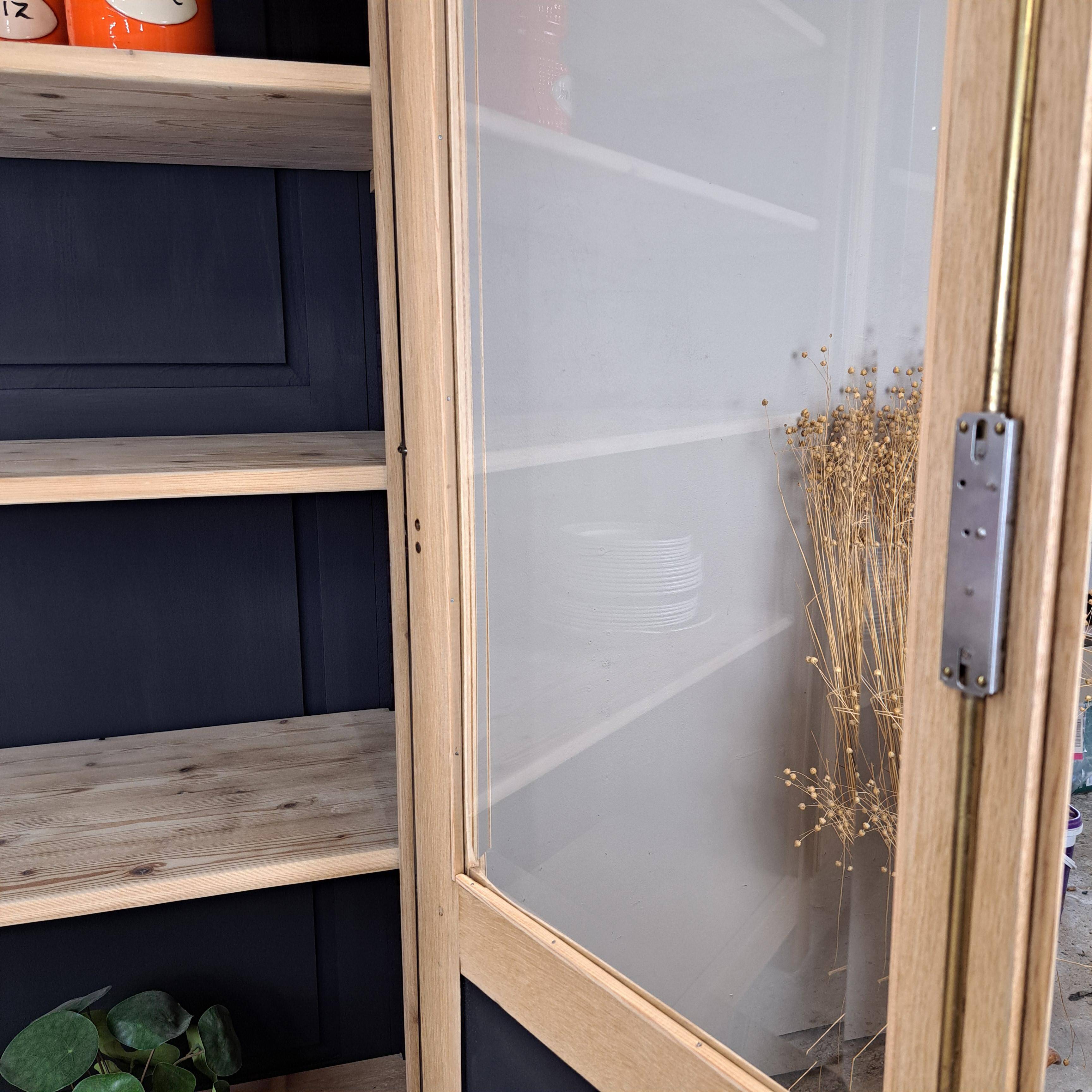 GLASS CABINET IN SOLID OAK