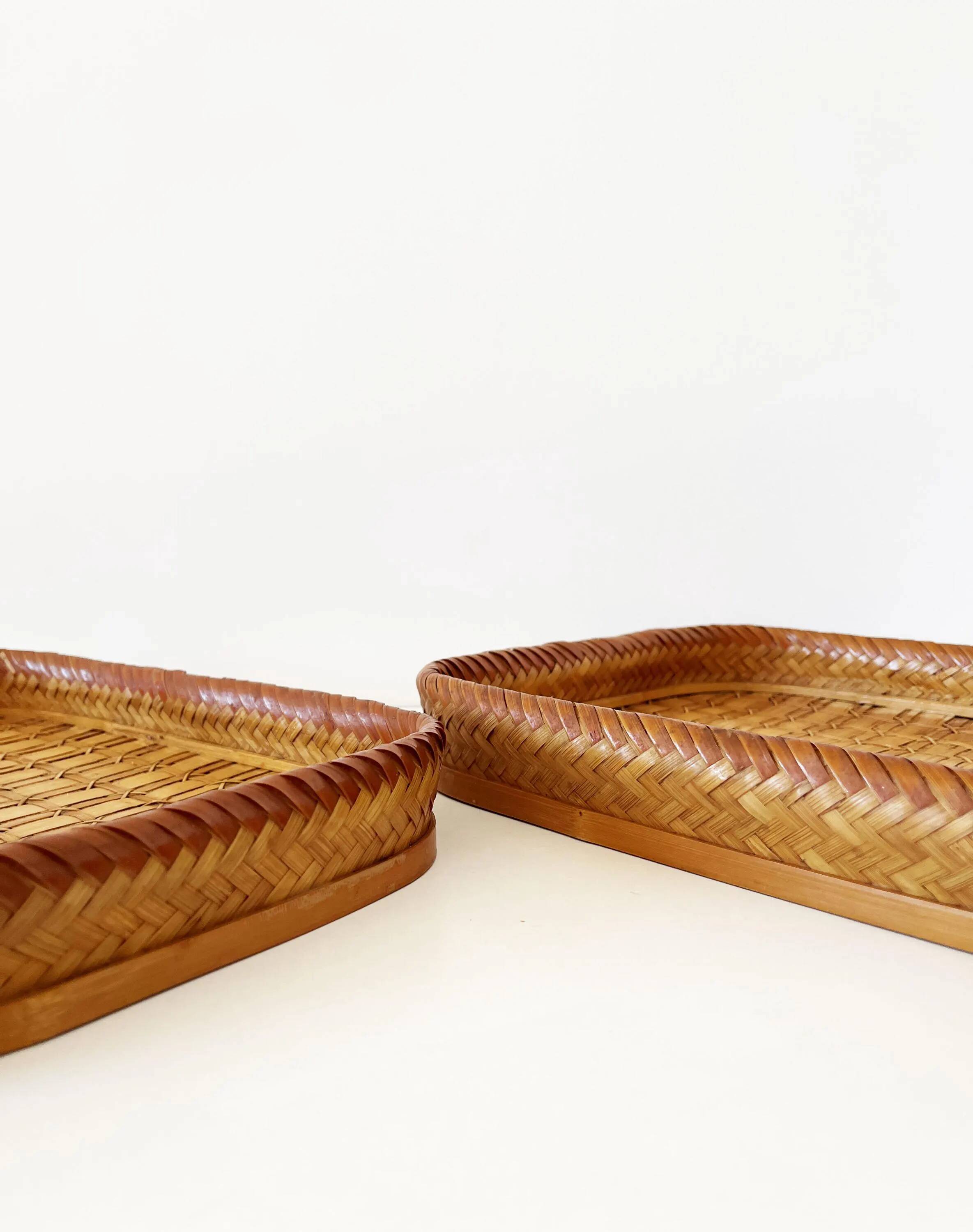 Ensemble de plateaux ancien en bois et feuille de palmier