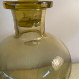 Carafe en verre jaune