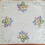 Nappe brodée à la main délicate avec des fleurs, Roumanie