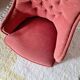 Fauteuil crapaud en velours rouge - jupe