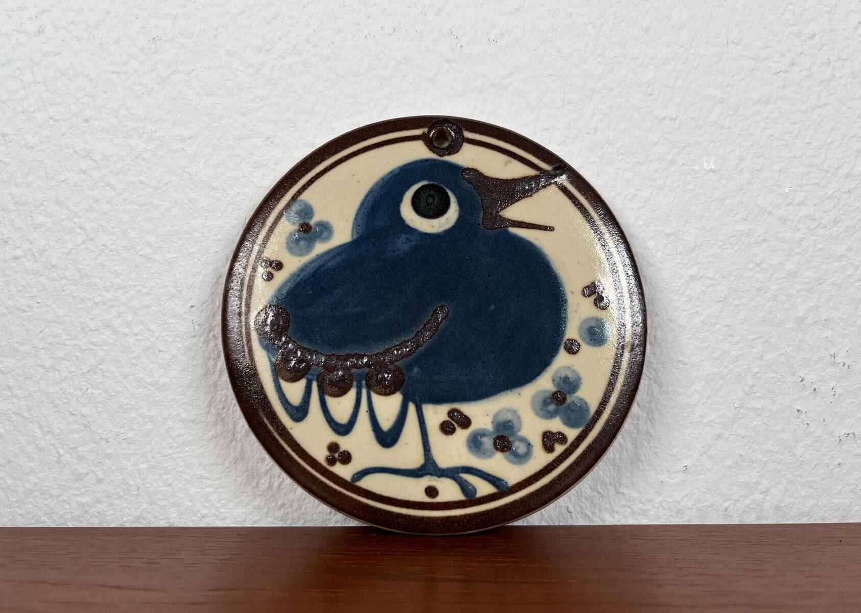 Mid-century Danish studio wall plate in pottery with bird design by Erling & Karin Heerwagen, 1976.