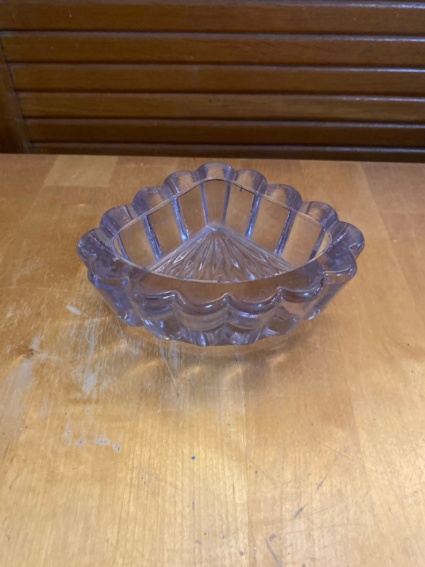 Vide poche ancien en verre moulé rose
