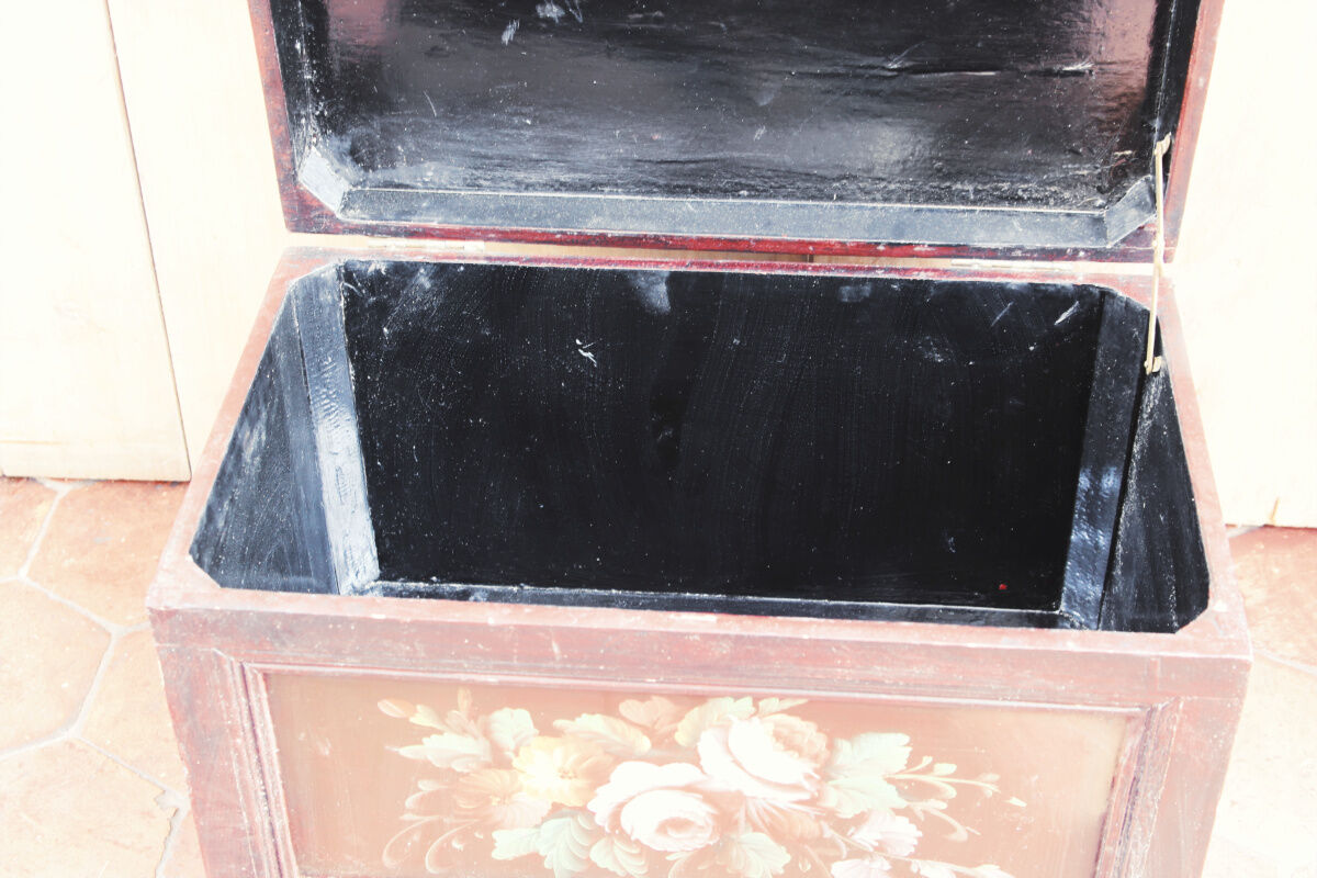 Lacquered wood chest, Napoleon III style