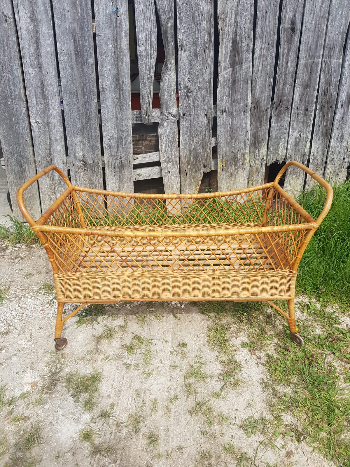 Former cradle bed baby rotin curved on vintage 60s roulettes