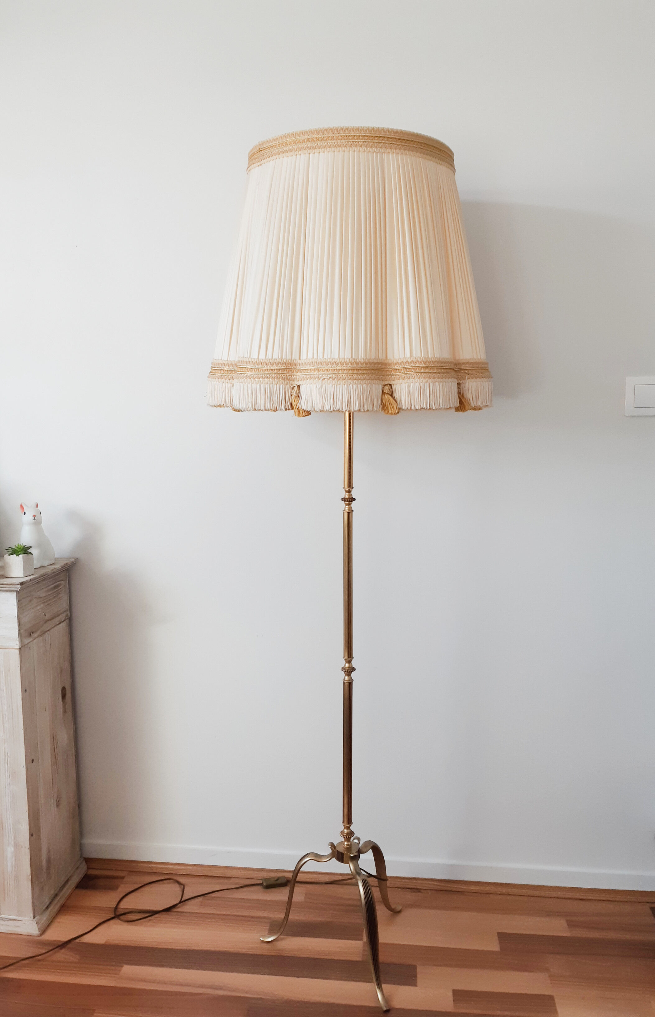 Tripod floor lamp in gilded brass, pleated lampshade, Louis XV style