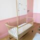 Lit bébé en rotin refait à neuf, avec flèche en chêne pour mobile