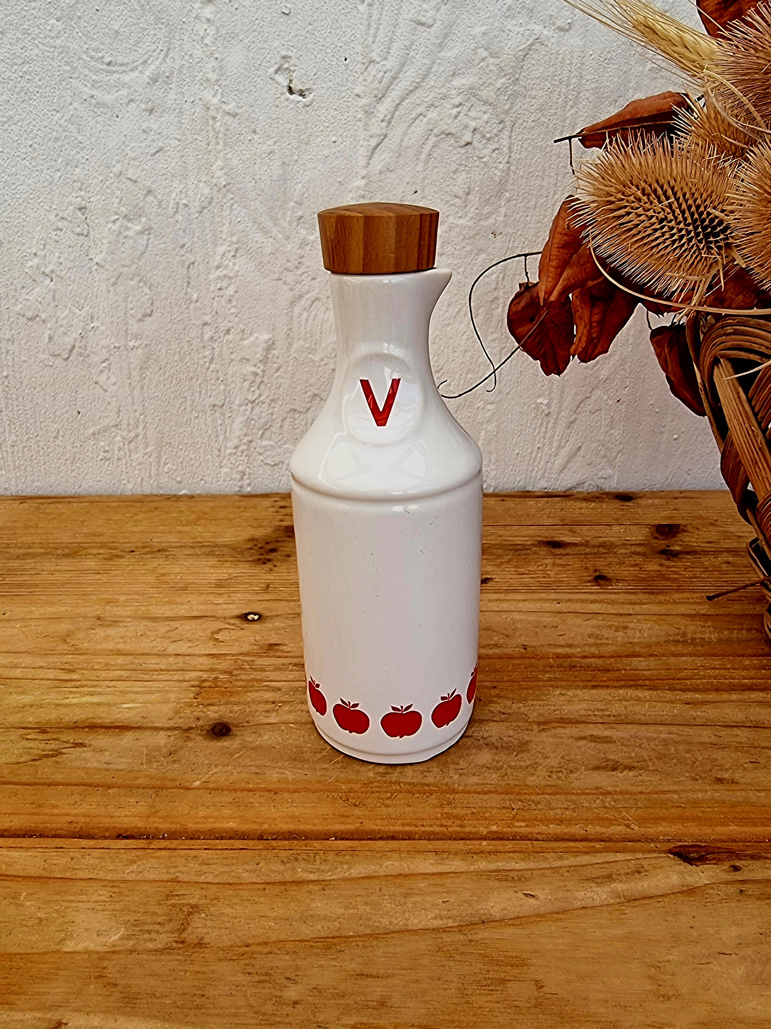 Apple-pattern condiment set