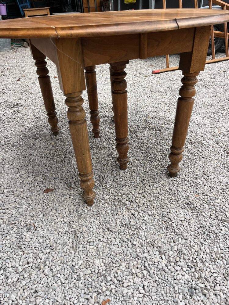 Coffee table with drop-leaves