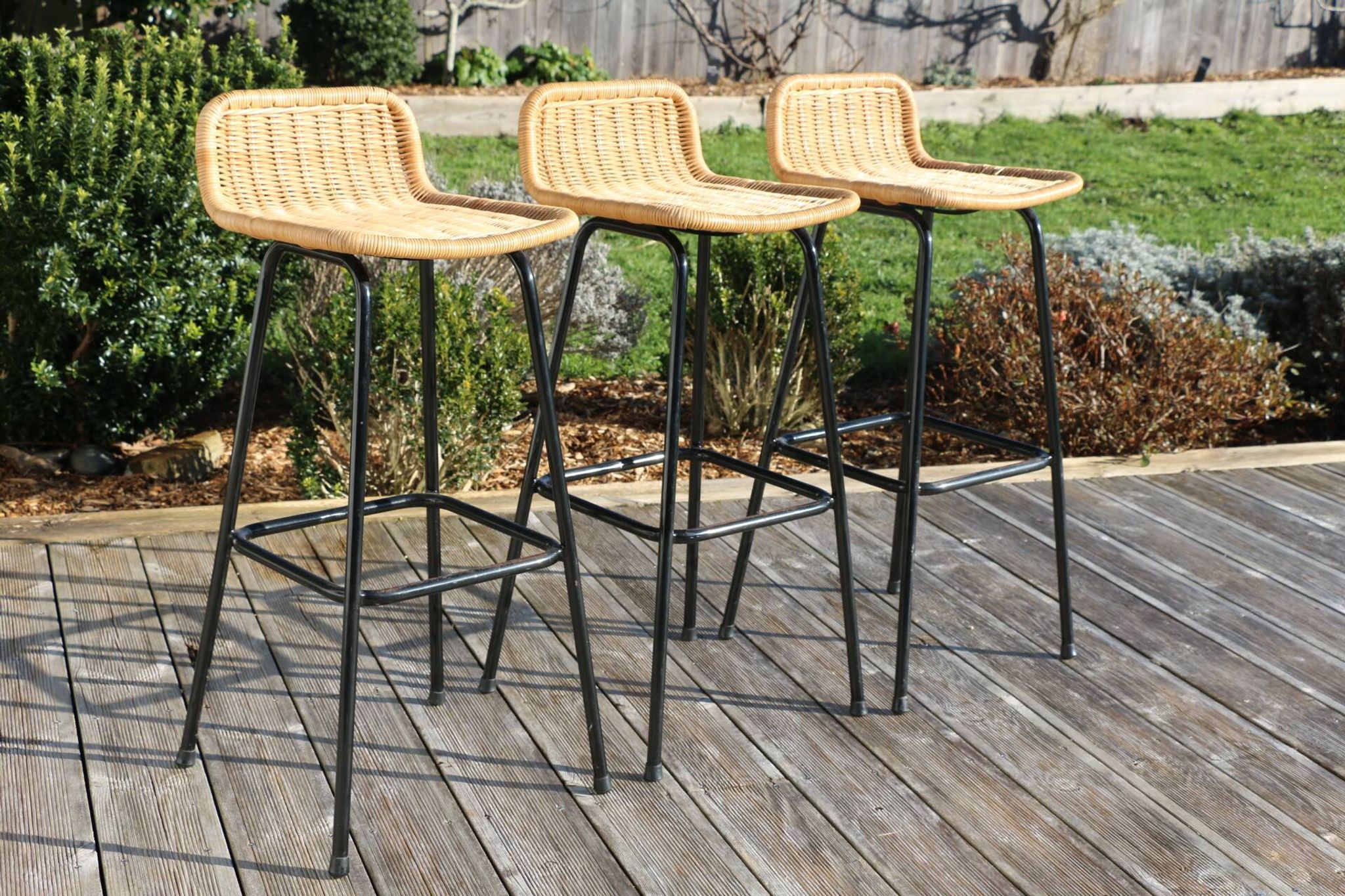3 tabourets rotin et métal noir dirk van sliedregt