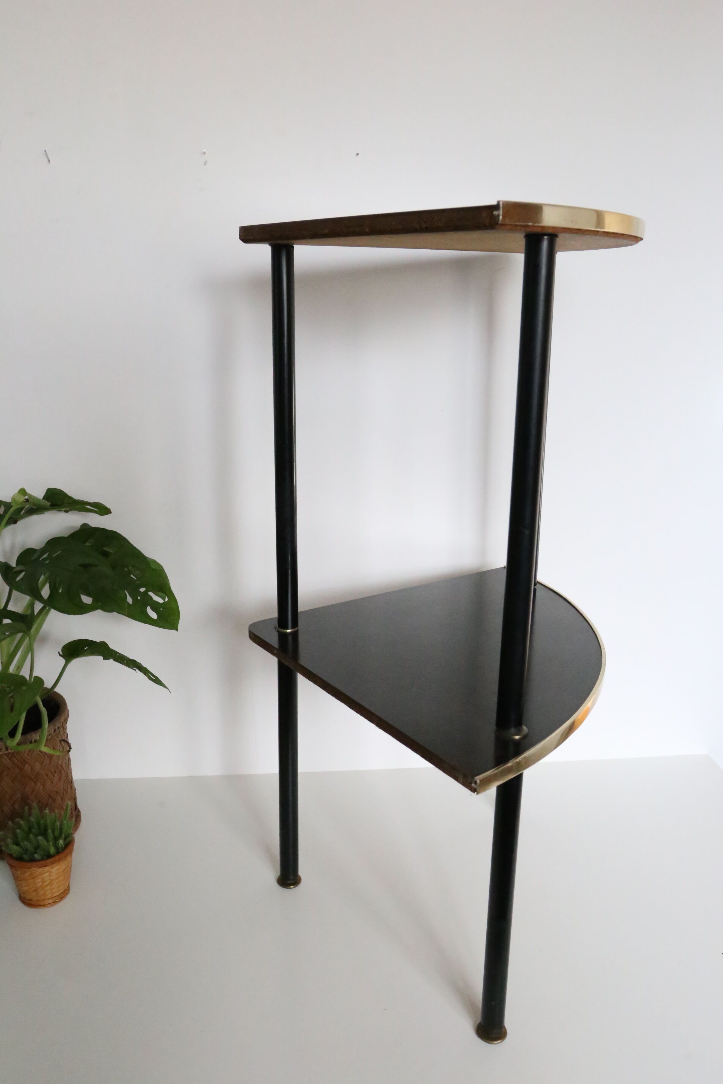 Angle shelf in formica