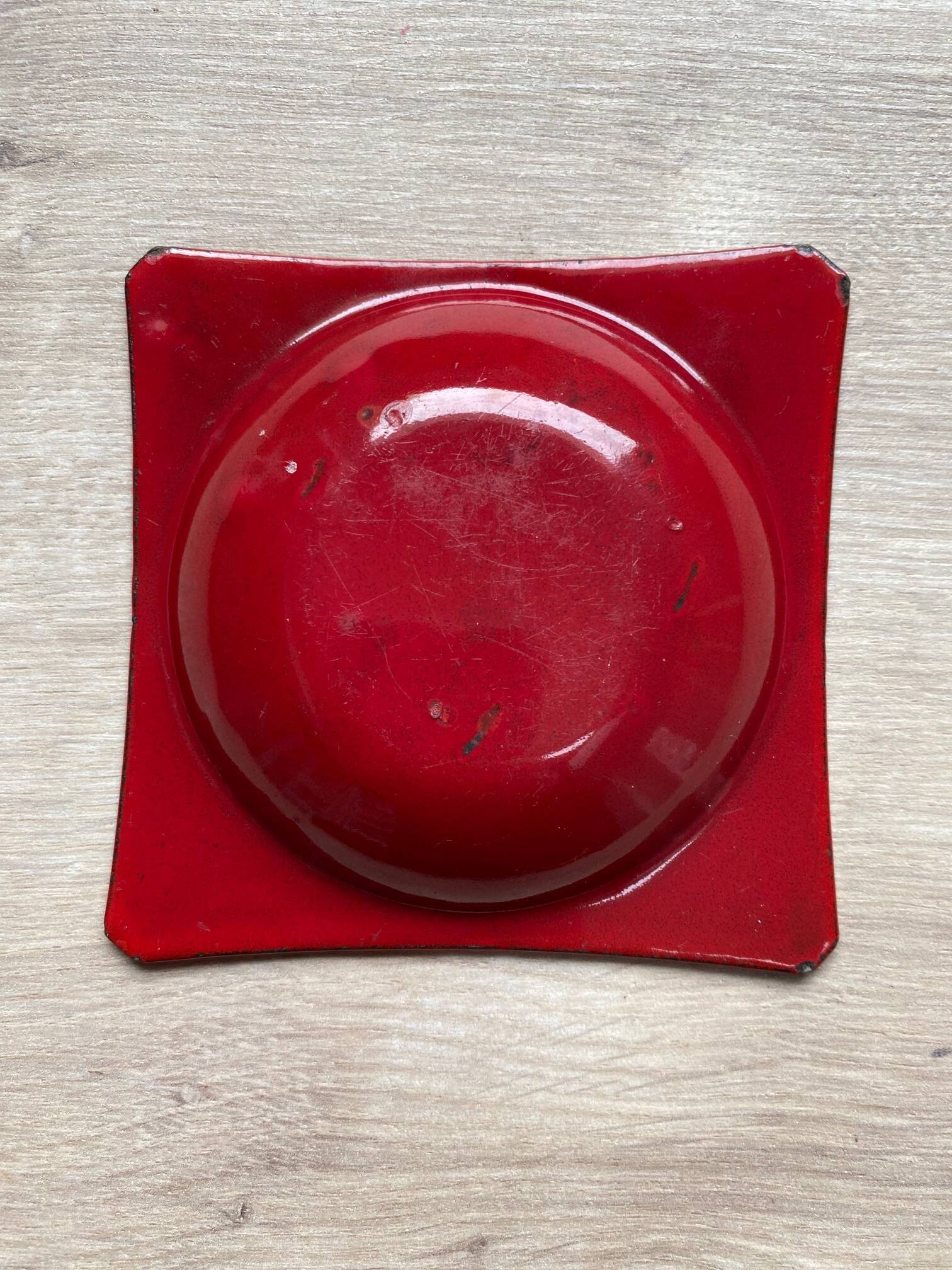 Vintage ashtray in enamelled sheet metal in red tones with floral decor from the 60s