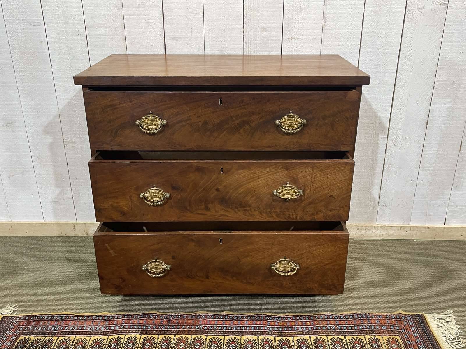 English commode with 3 drawers from the 19th century in mahogany.