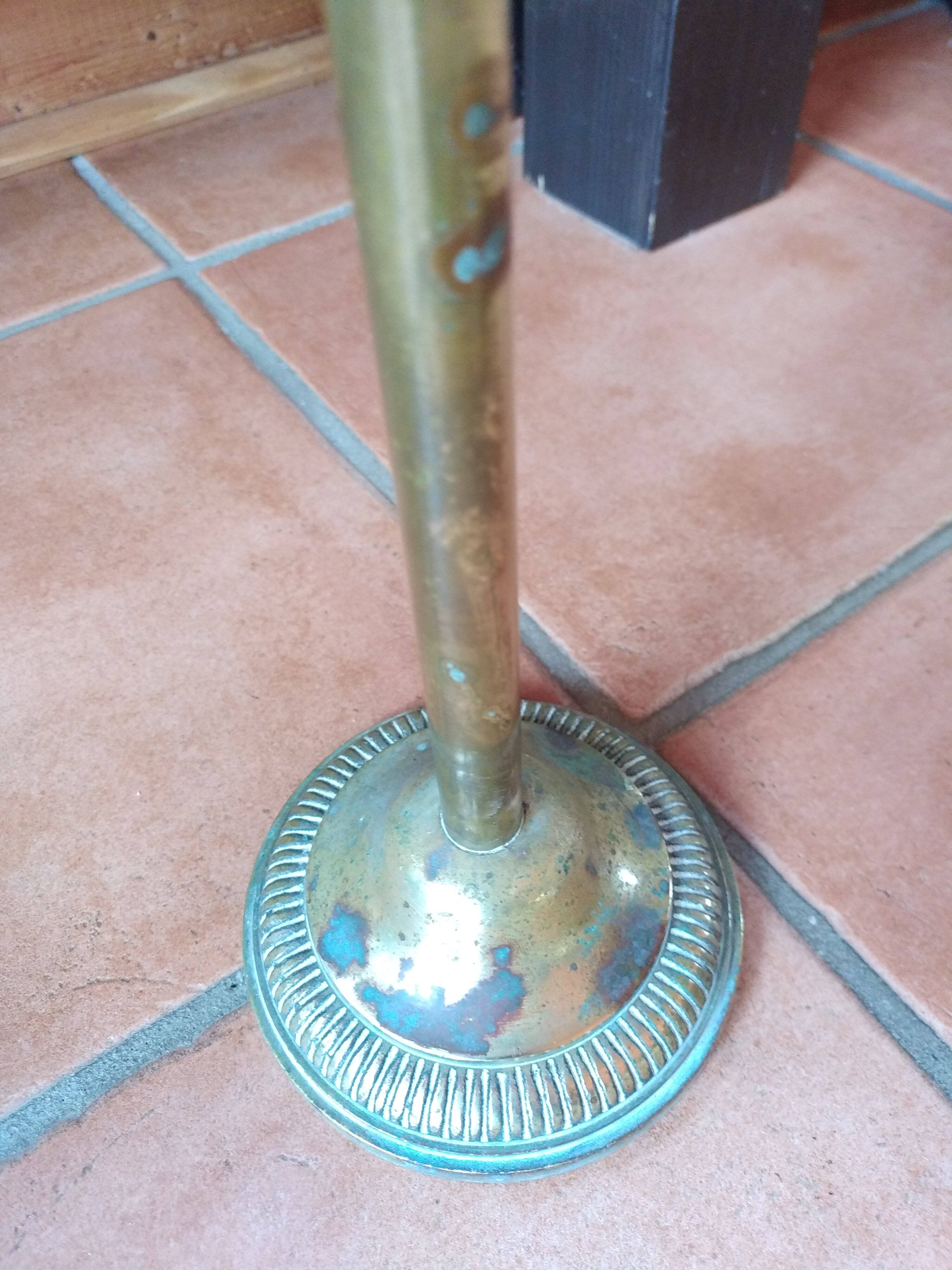 Ashtray on foot. Bronze and brass, with fleur-de-lis decoration.