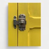 Armoire parisienne bonnetière ancienne jaune poudré.