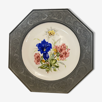 Porcelain and tin decorative plate signed Bavaria hanger system