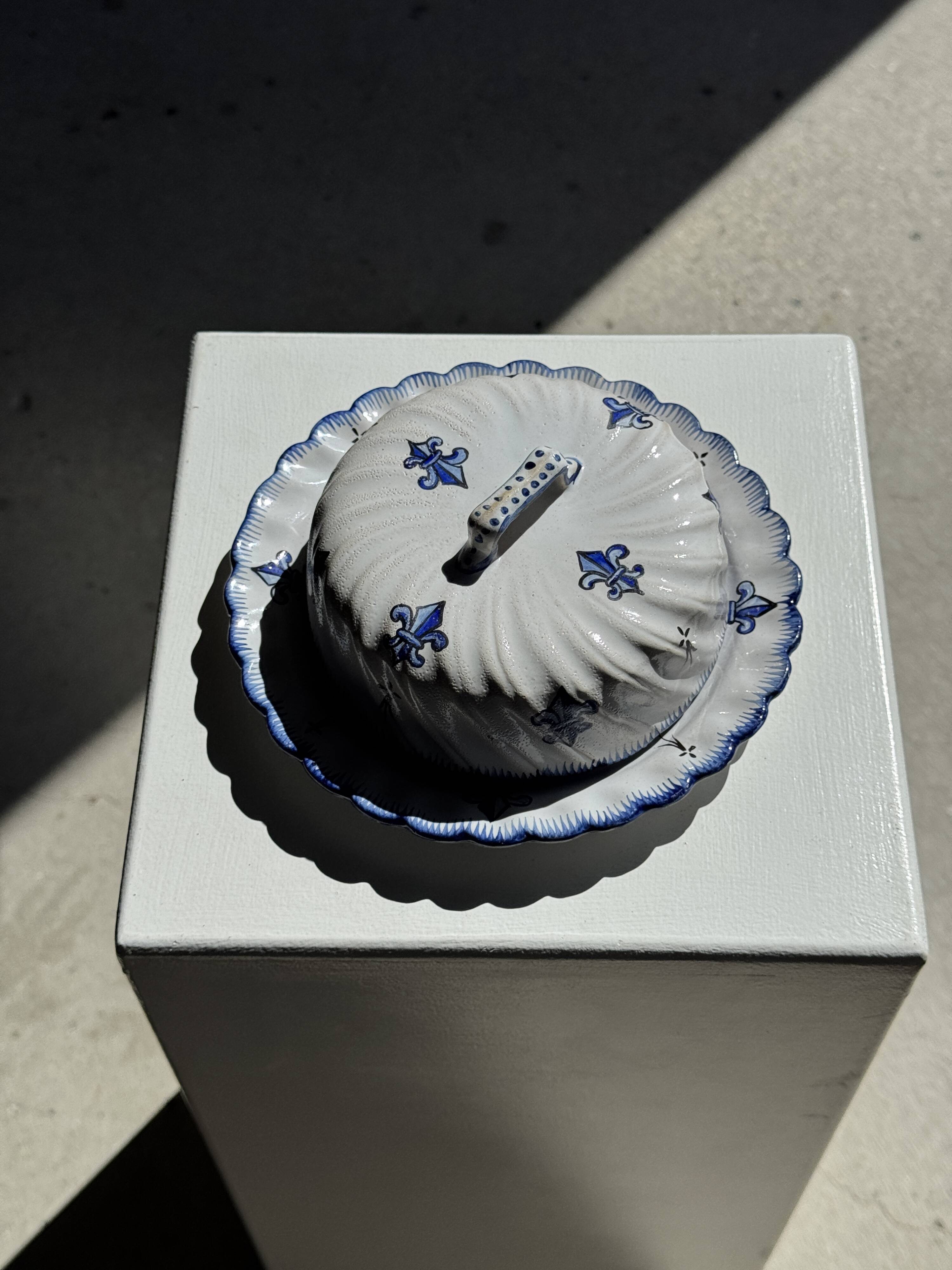 Ceramic cheese dome with lily flower decoration H7 D19