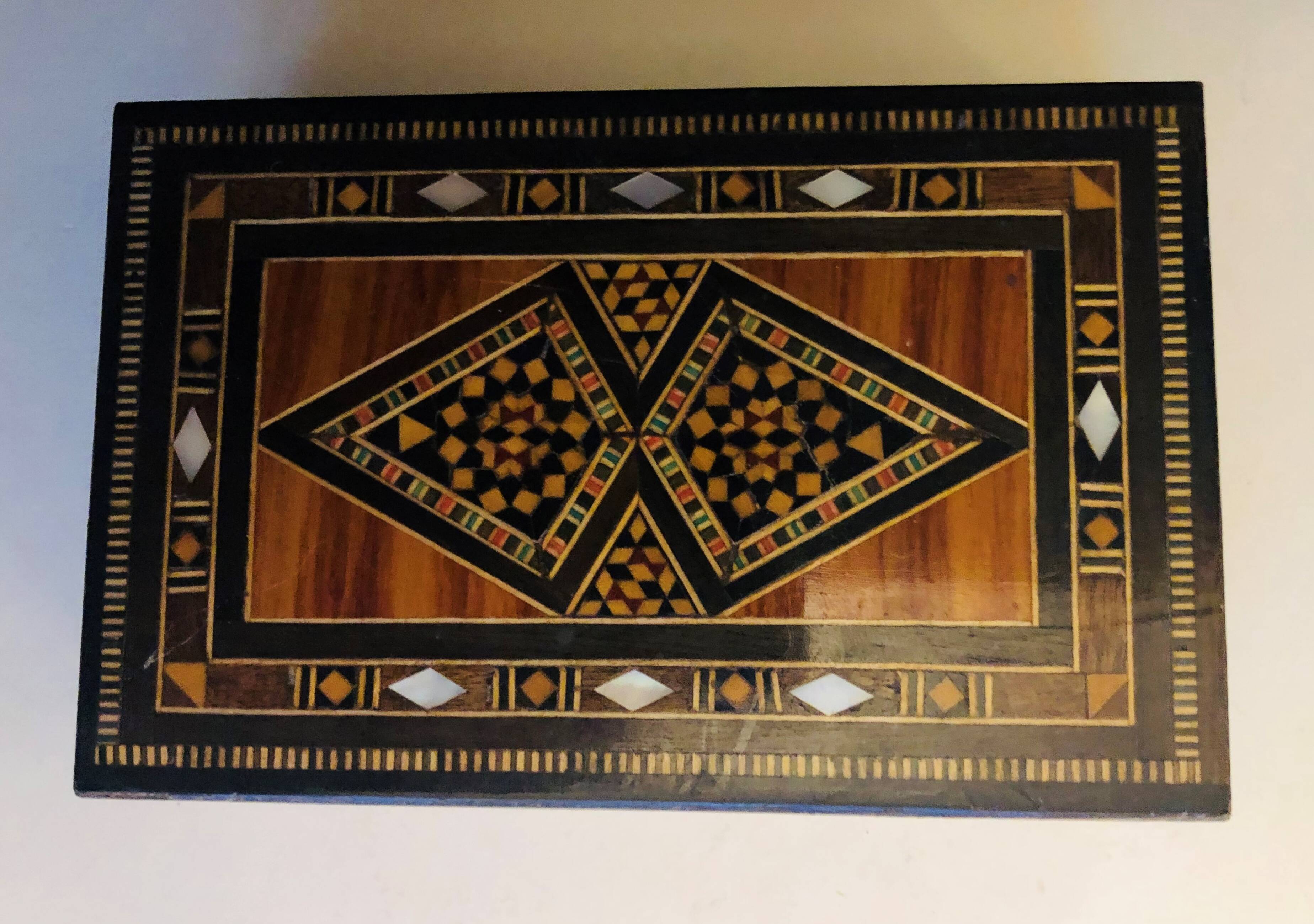 Boite en marqueterie de bois
