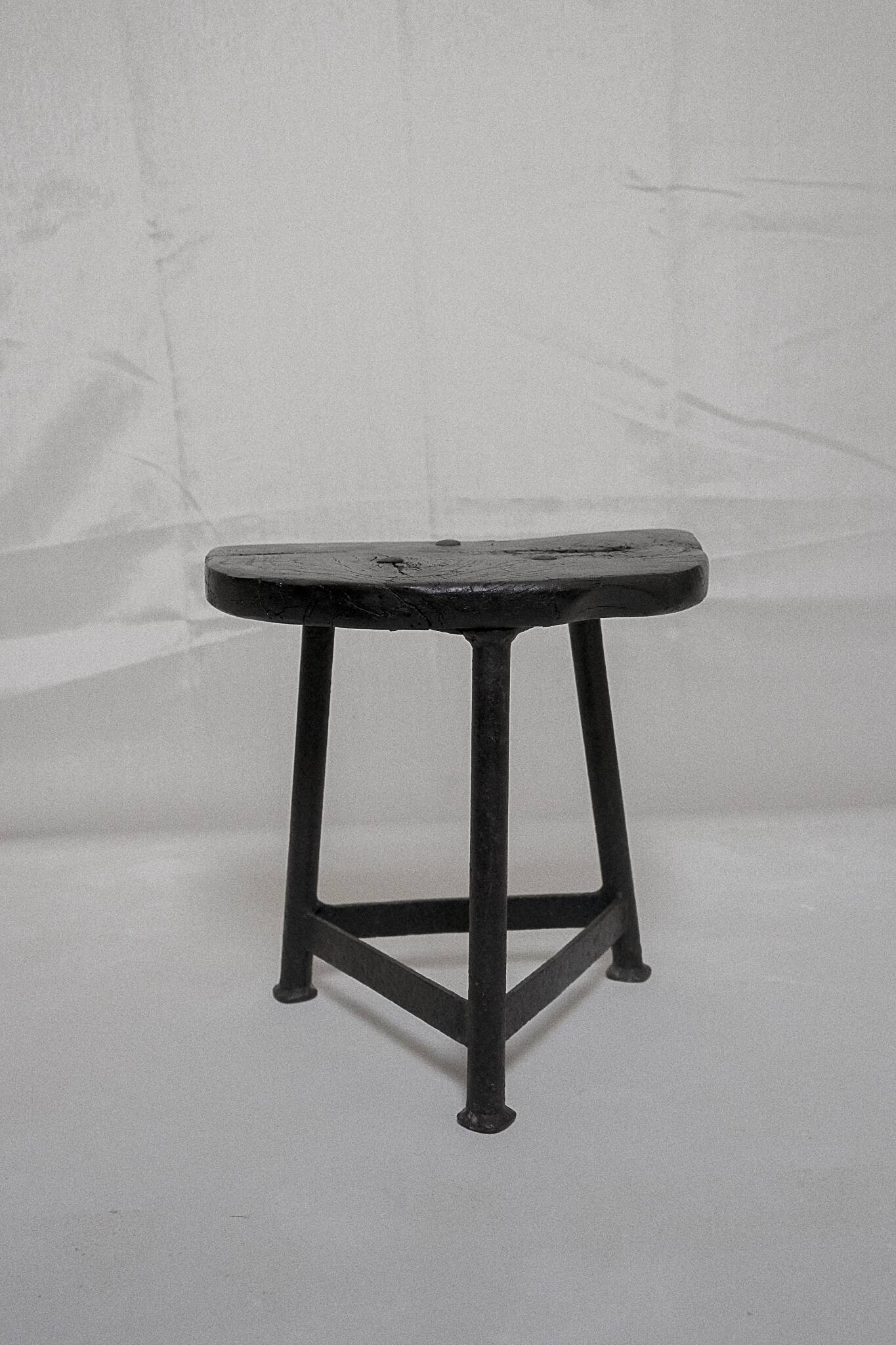 The small burnt wood tripod