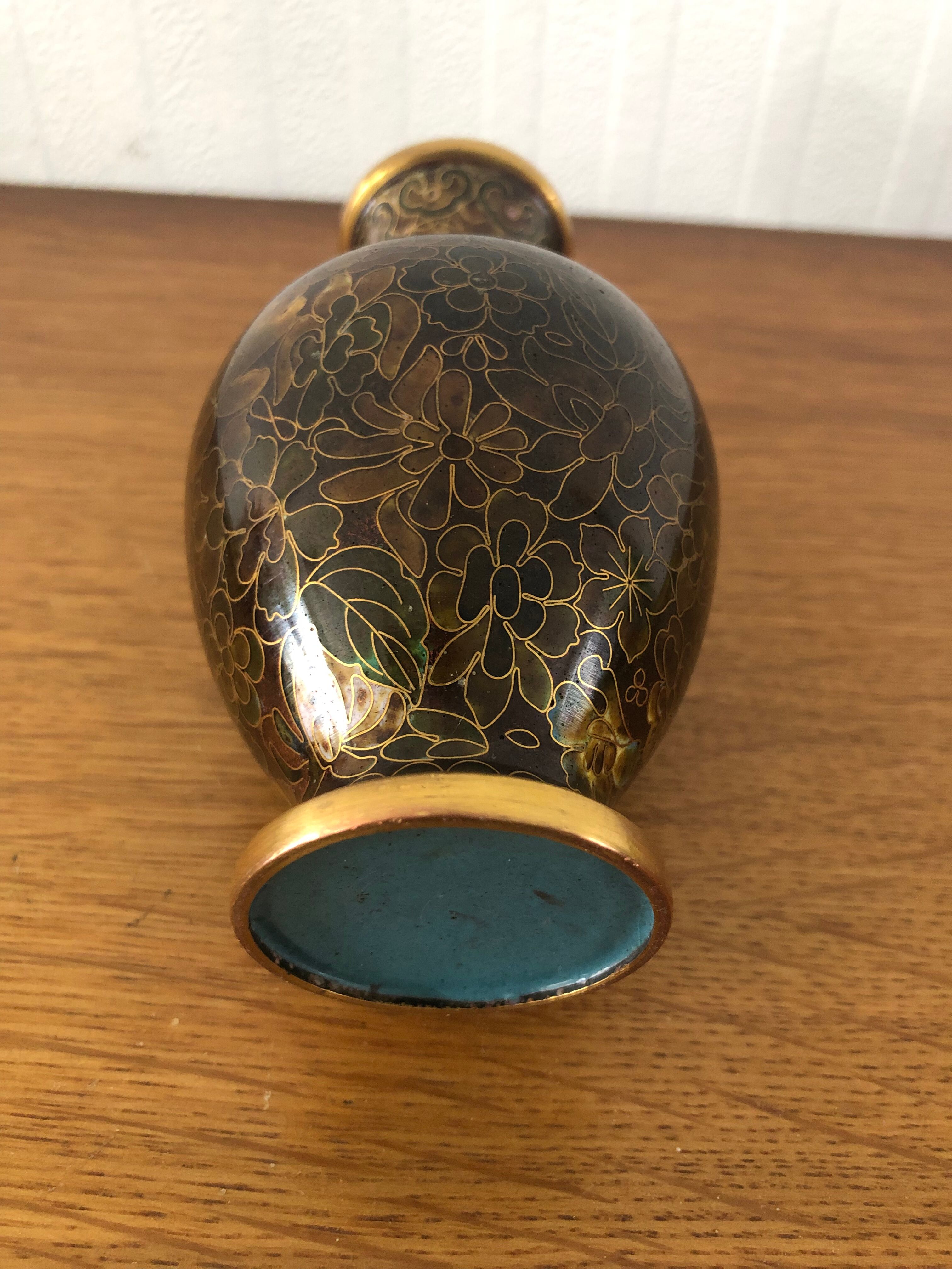Vase cloisonné chinois en laiton sur socle en bois motifs floraux
