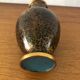 Vase cloisonné chinois en laiton sur socle en bois motifs floraux