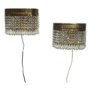 Par les lampes du mur.